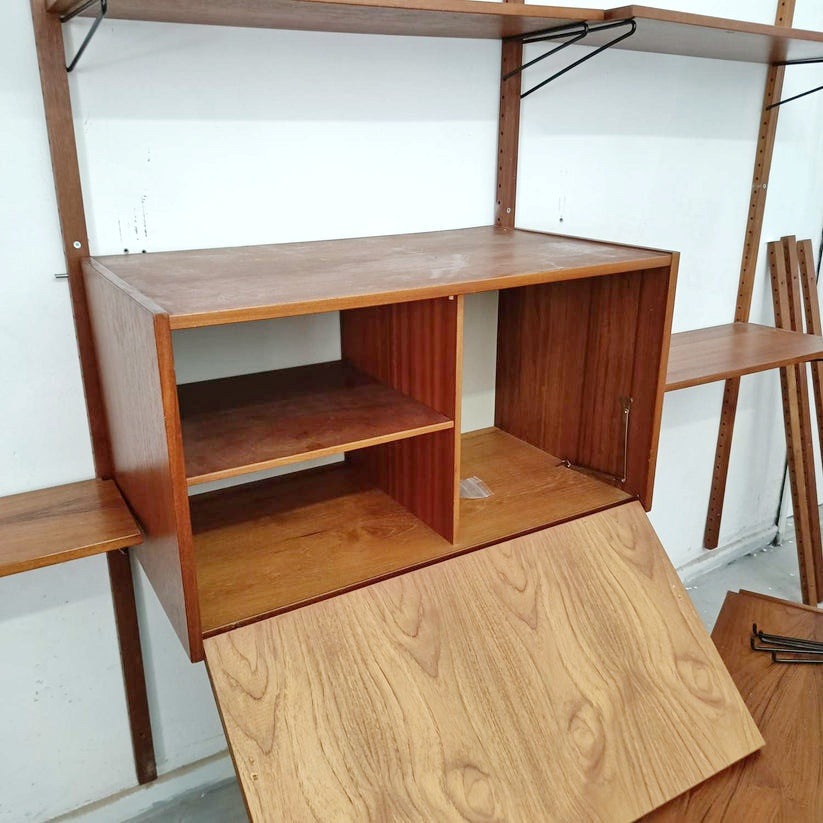 Dettaglio contenitore con porta parete modulare teak design scandinavo anni 60