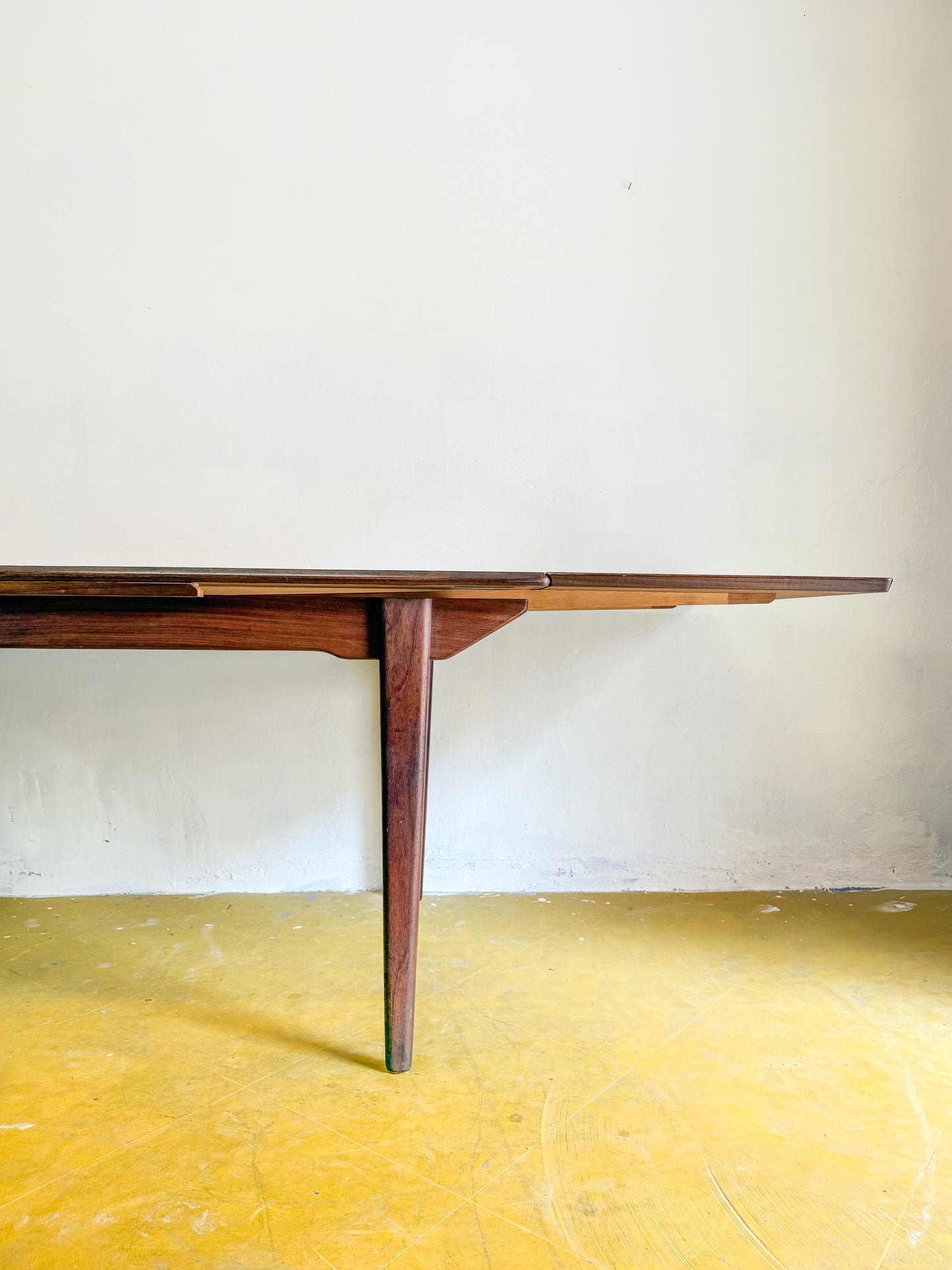 Gambe affusolate organiche design danese mid-century