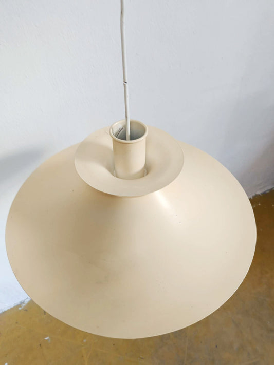 Dettaglio lamelle metalliche disposte a strati illuminazione diffusa controllata