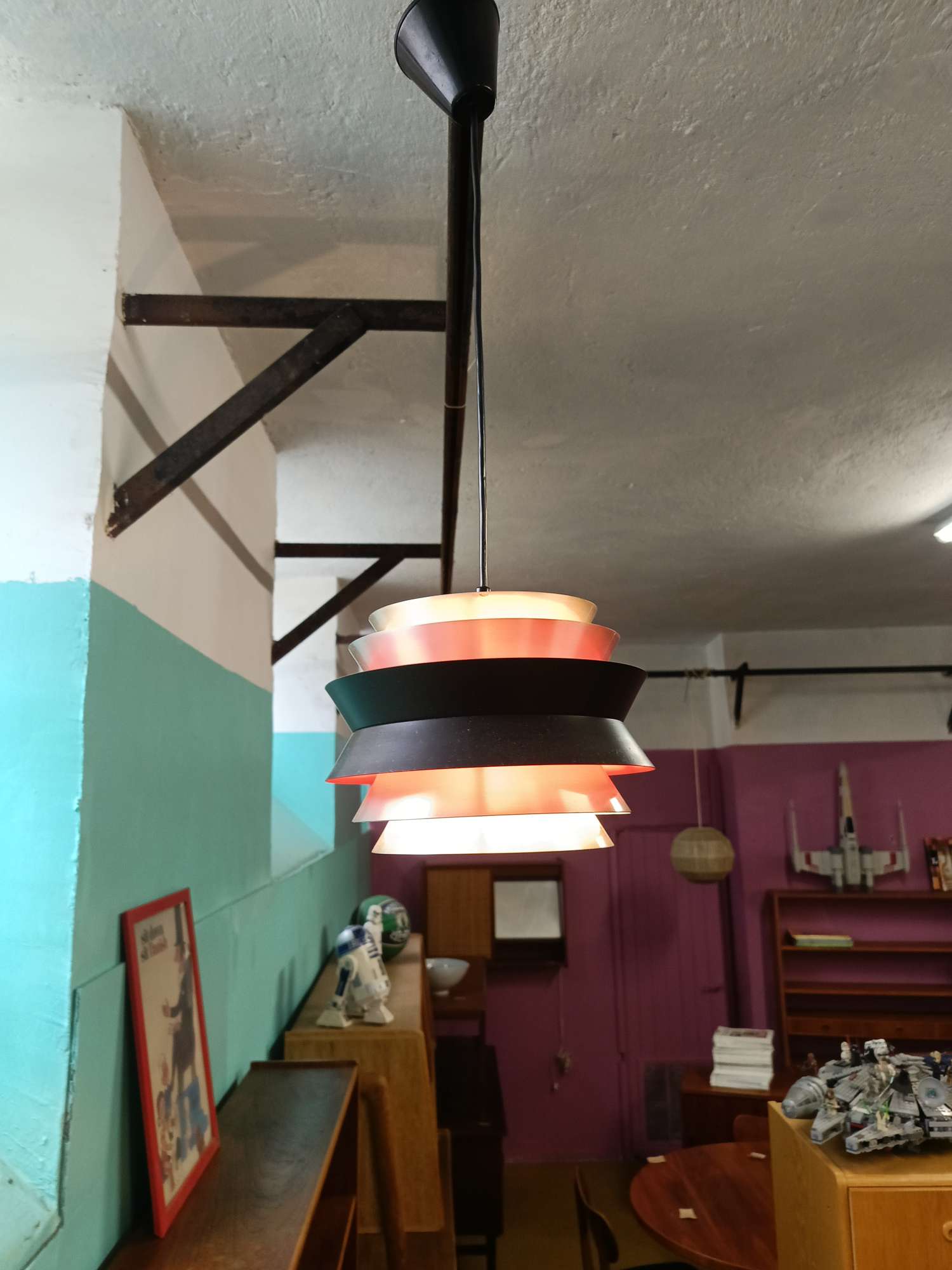 Particolare giochi luce ombra superfici metalliche riflettenti lampadario scultoreo