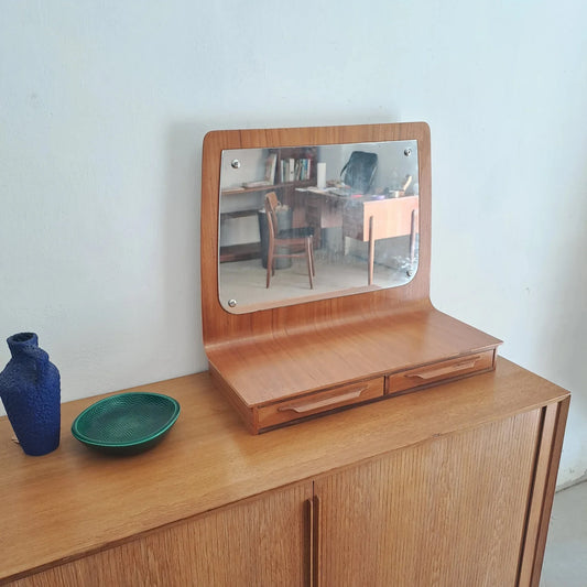 Specchio sospeso Johannes Andersen teak anni '50, vista frontale con mensola base e cassetto
