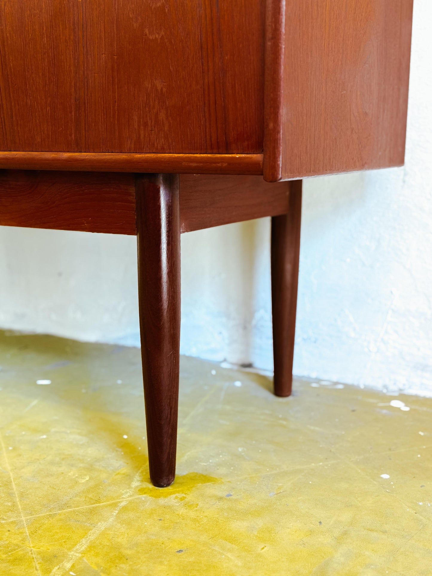 Credenza Danese Teak 165cm | Sviluppo Verticale Ante Scorrevoli