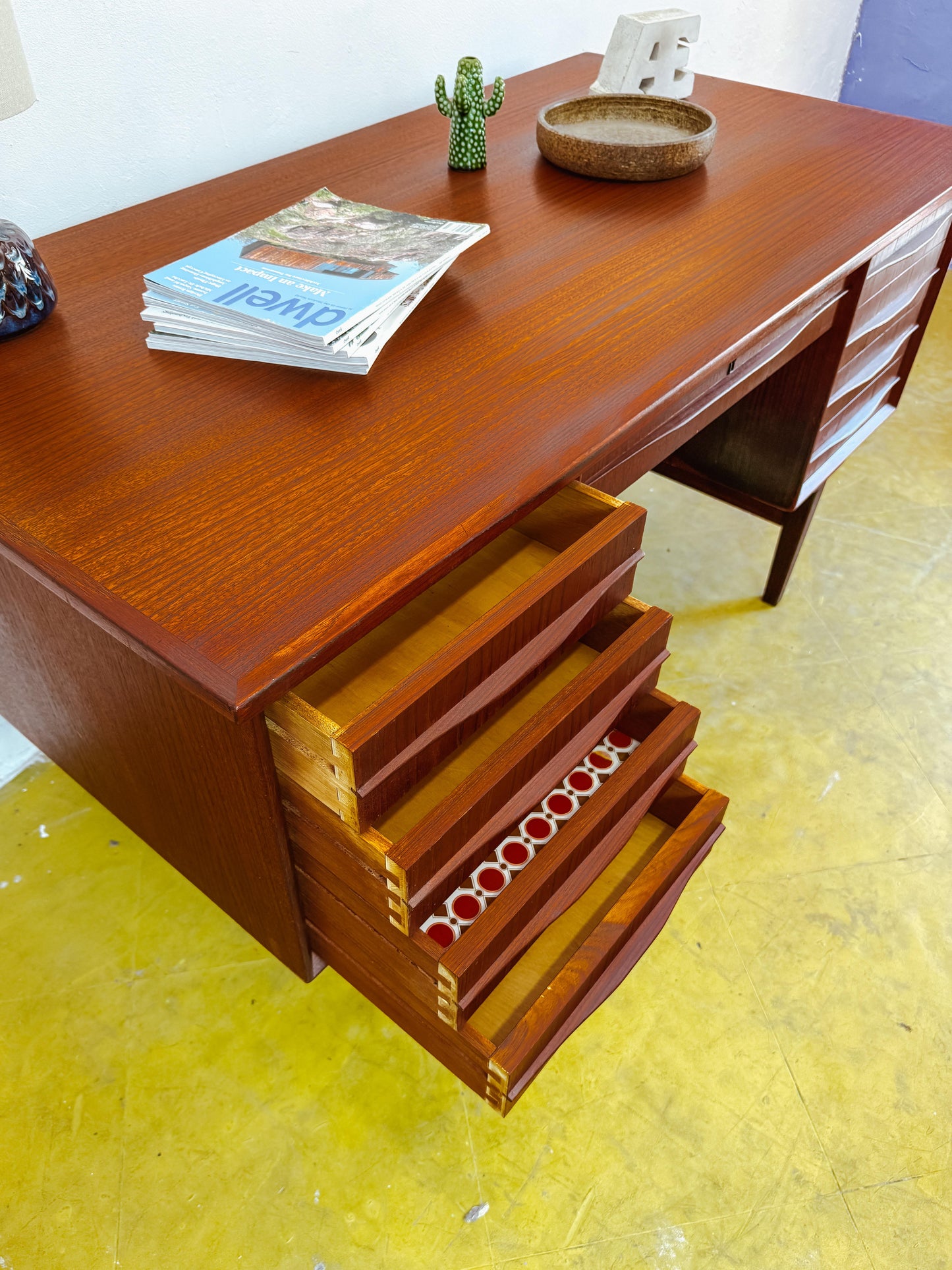 Scrivania da centro Vintage Danese Teak Anni '60 Due Torrette | Restaurata