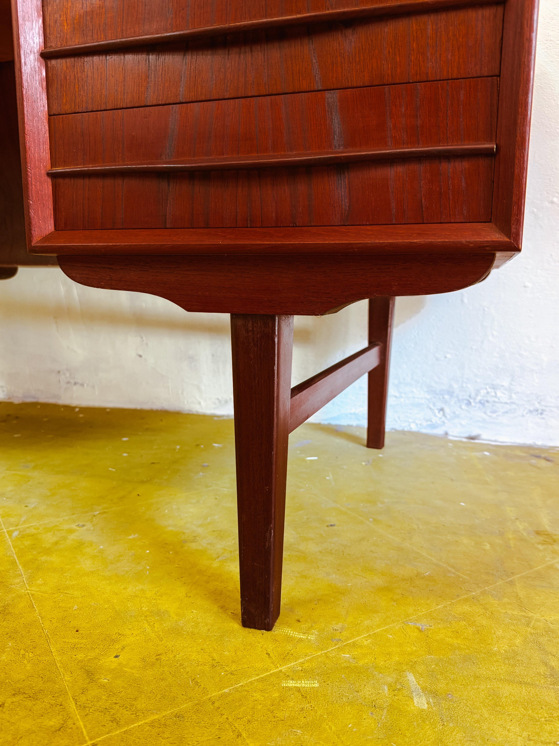 Vista laterale gambe affusolate traverse geometriche scrivania design danese anni 60