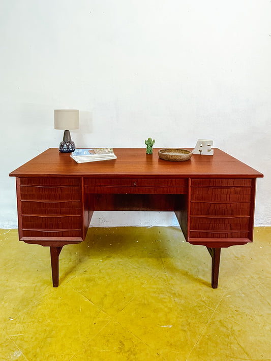 Vista frontale scrivania danese teak venature orizzontali ricche pattern ondulato torrette