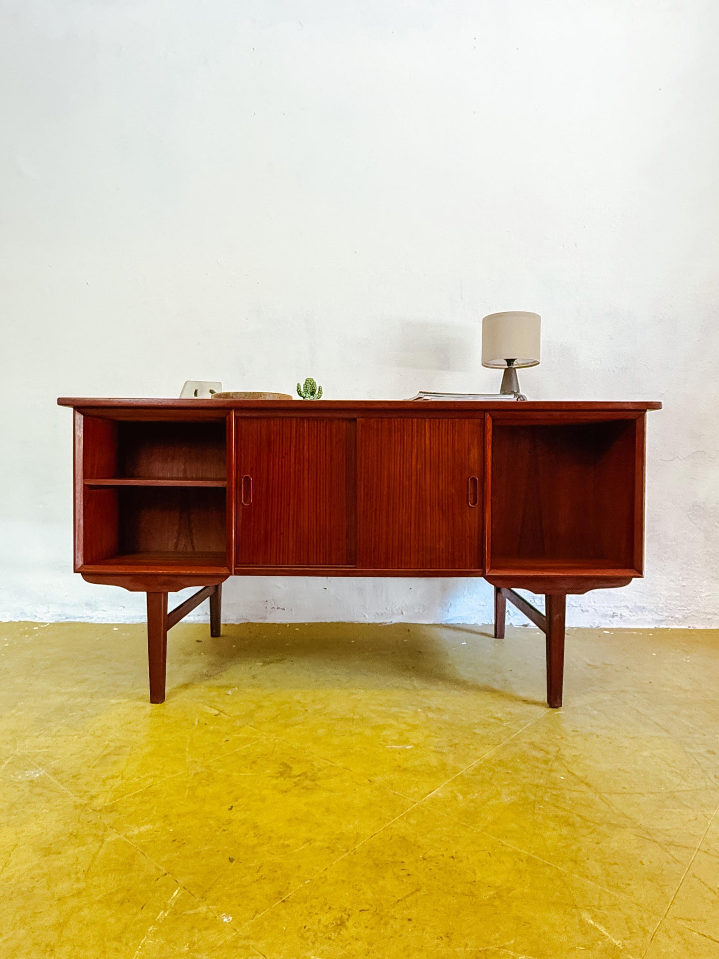 Scrivania da centro Vintage Danese Teak Anni '60 Due Torrette | Restaurata