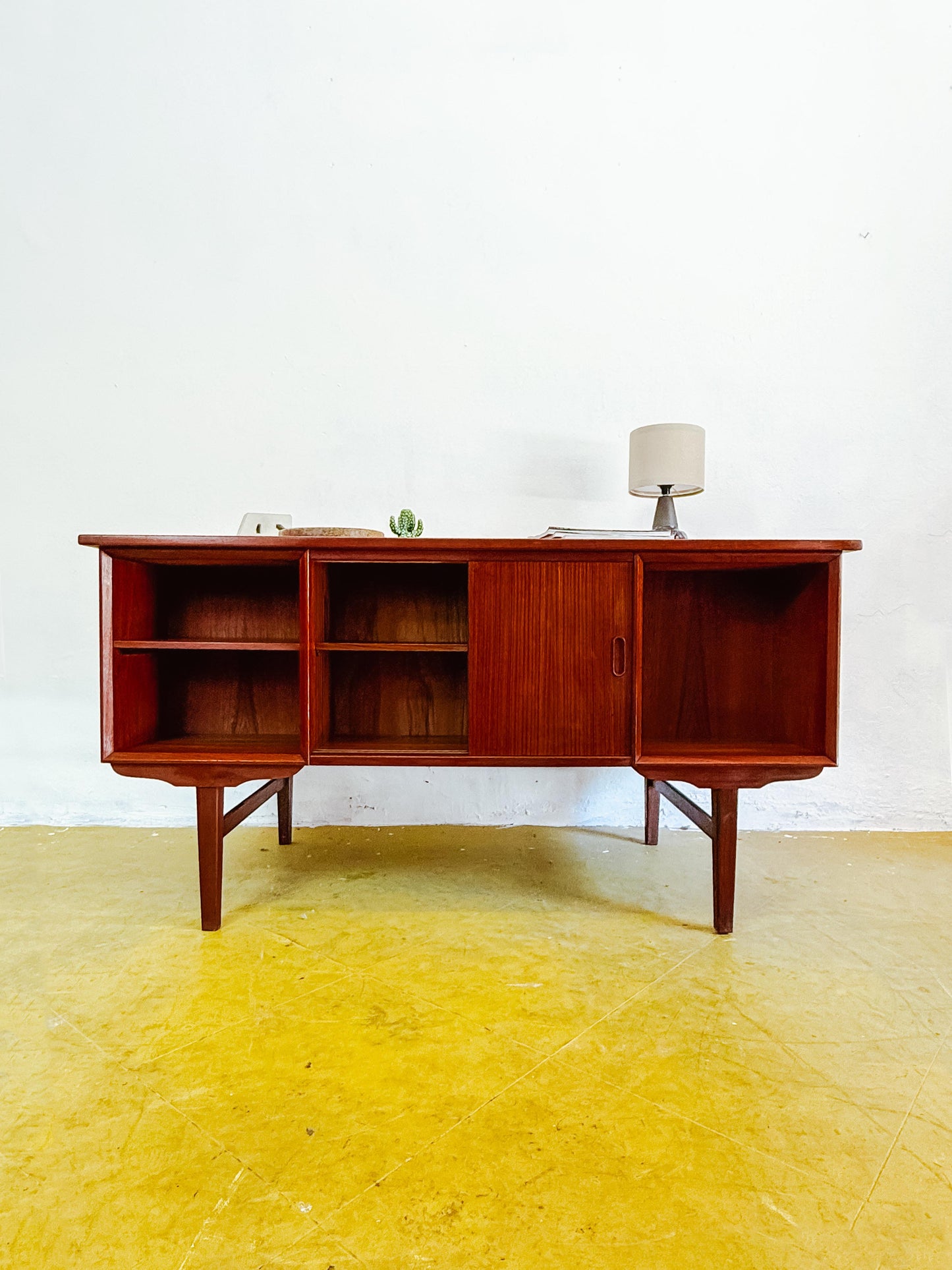 Scrivania da centro Vintage Danese Teak Anni '60 Due Torrette | Restaurata