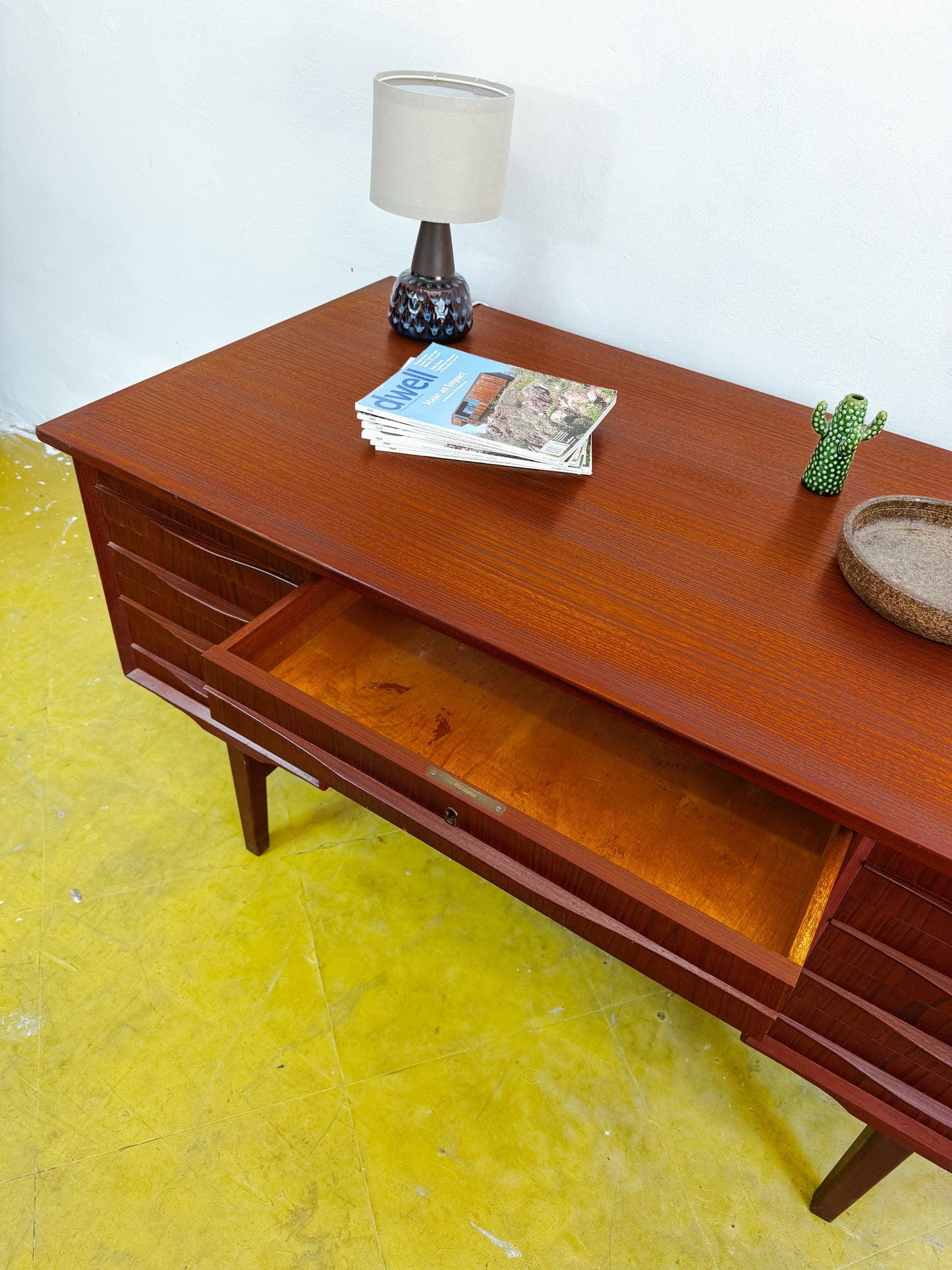 Scrivania da centro Vintage Danese Teak Anni '60 Due Torrette | Restaurata