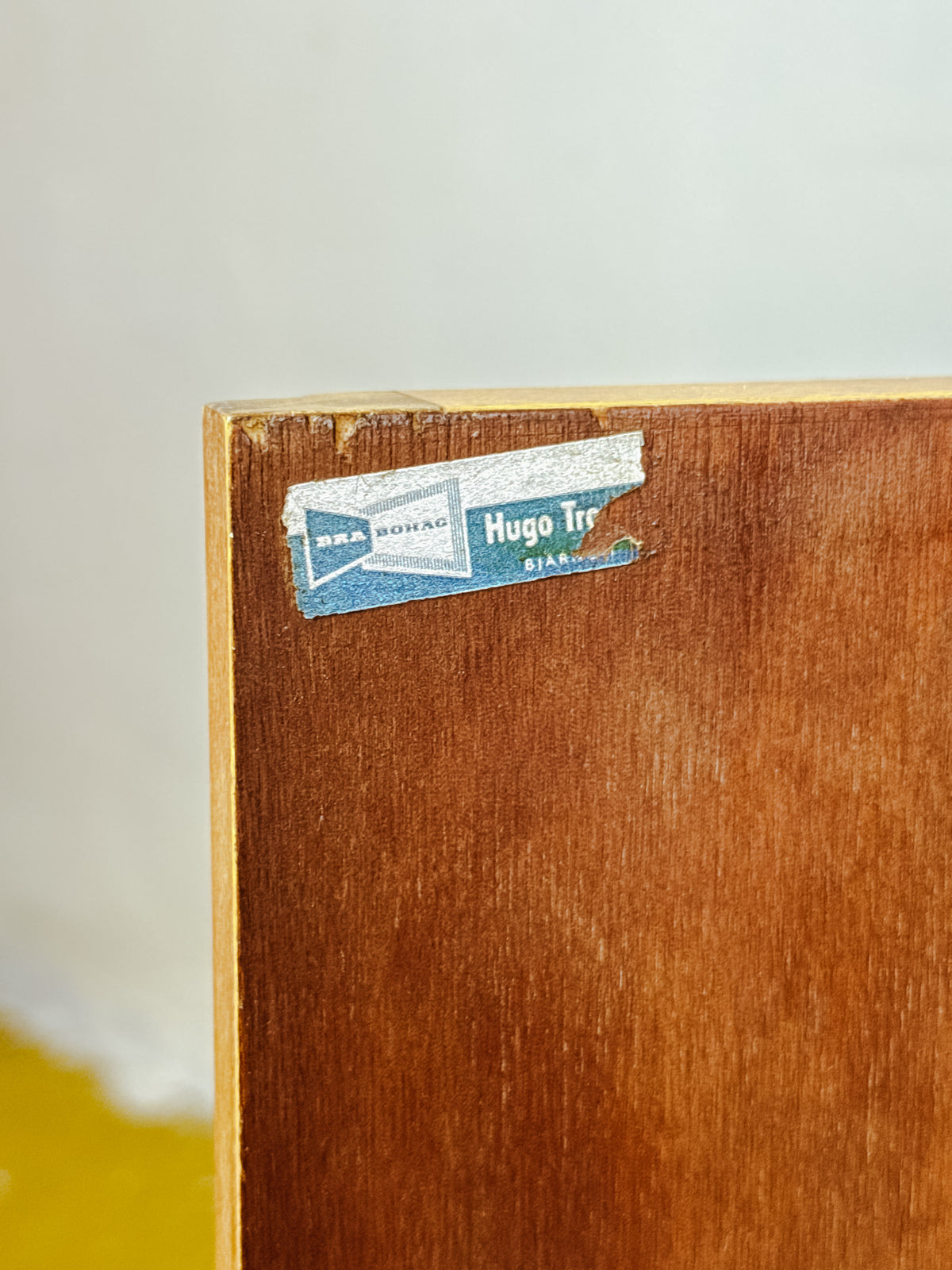 Etichetta originale Bra Bohag Hugo Troeds sulla libreria svedese vintage anni 60, certificazione di qualità scandinava