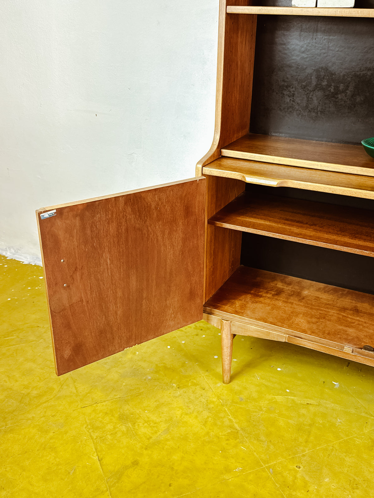 Libreria Troeds vintage anni 60, vista laterale con anta aperta, piano estraibile e ripiani interni del vano base