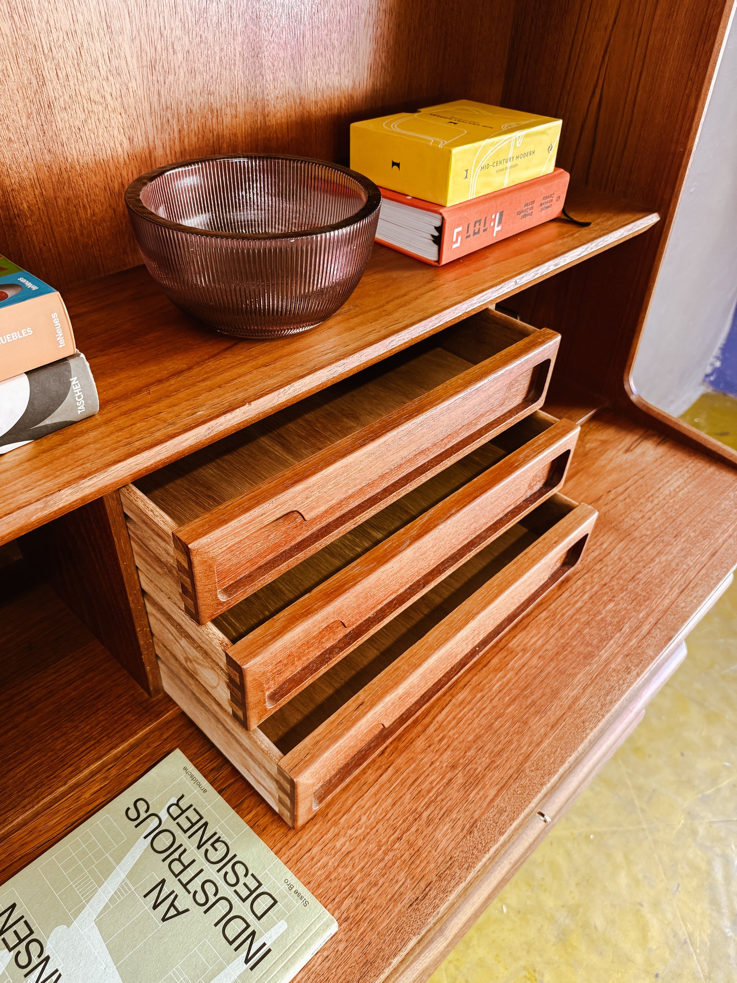 Particolare piccola cassettiera interna tre cassetti maniglie sagomate scrittoio danese