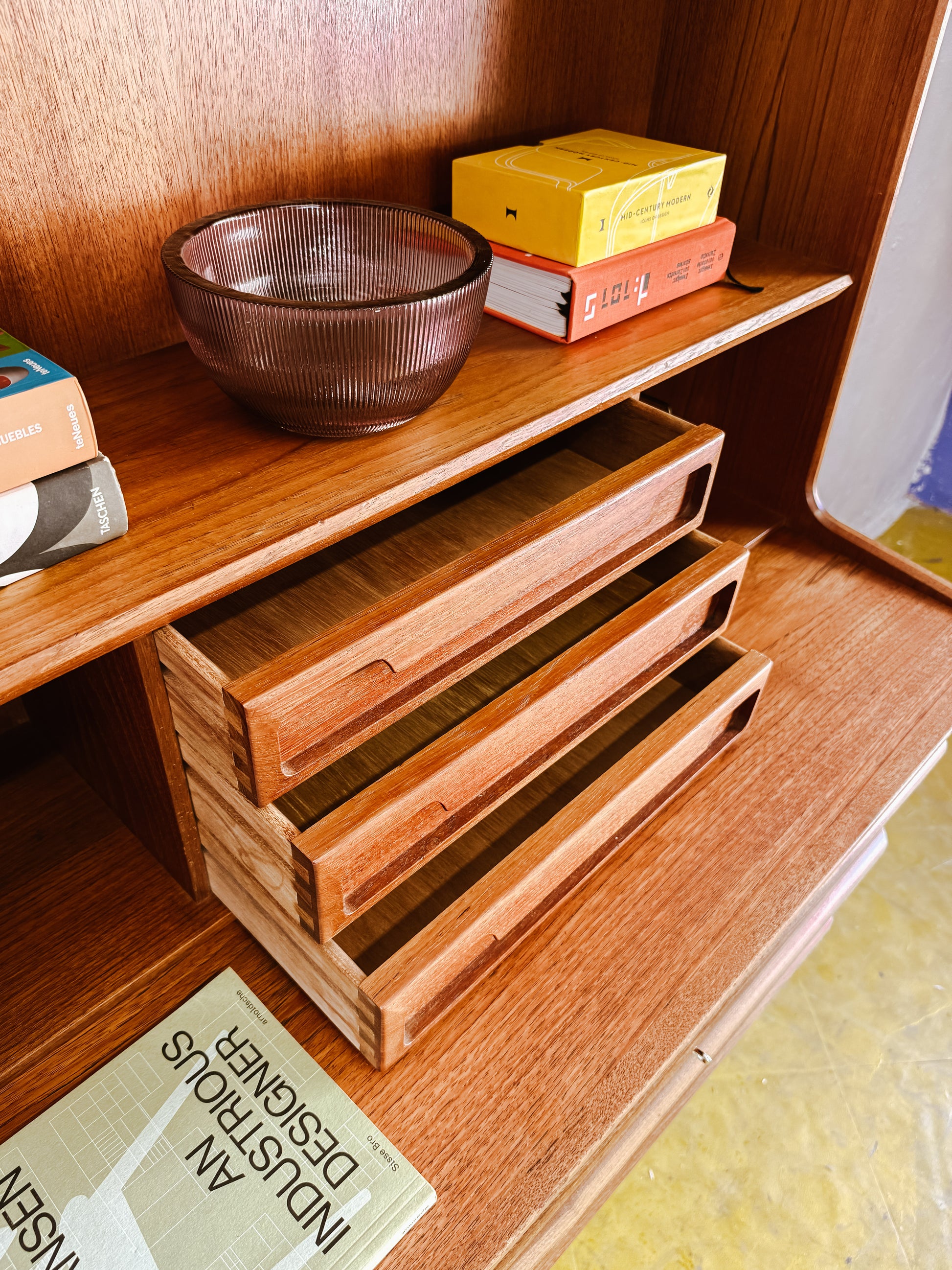 Particolare piccola cassettiera interna tre cassetti maniglie sagomate scrittoio danese