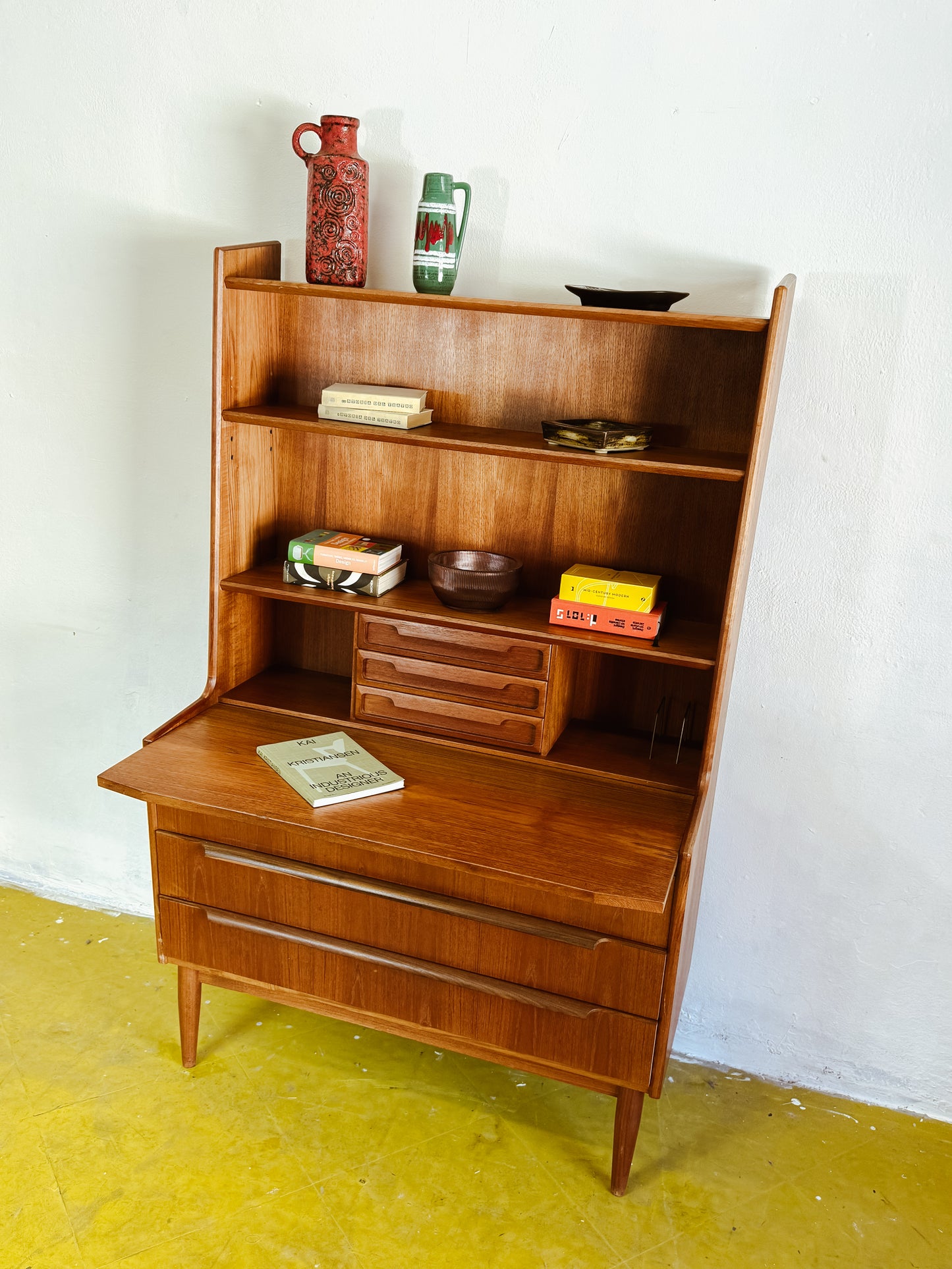 Vista angolare configurazione verticale articolata libreria scrittoio danese