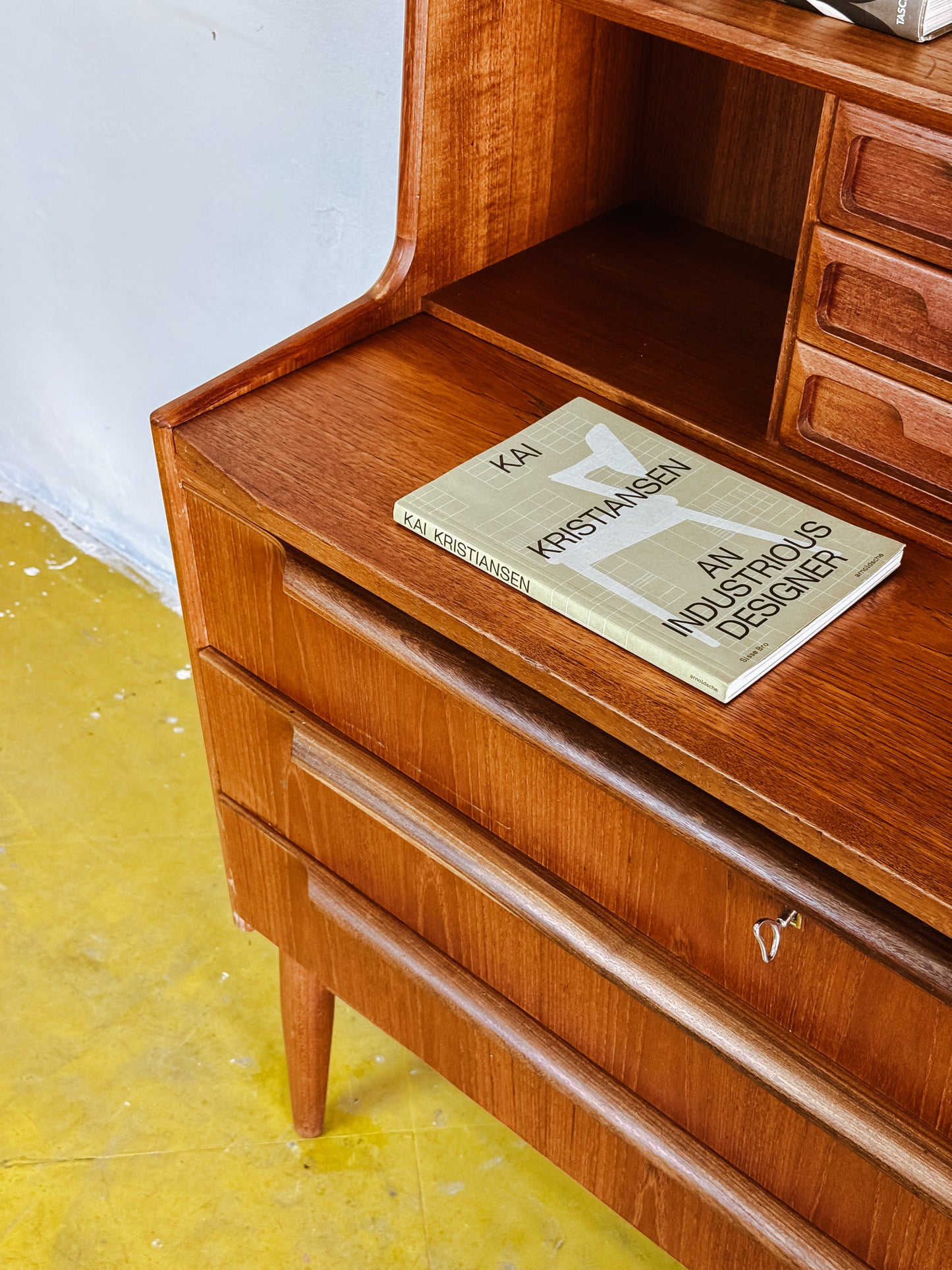 Particolare sezione inferiore tre cassetti ampi maniglie presa orizzontale