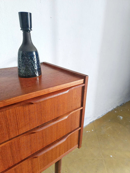 particolare maniglie integrate sottili armonioso attenzione dettagli comodini design danese