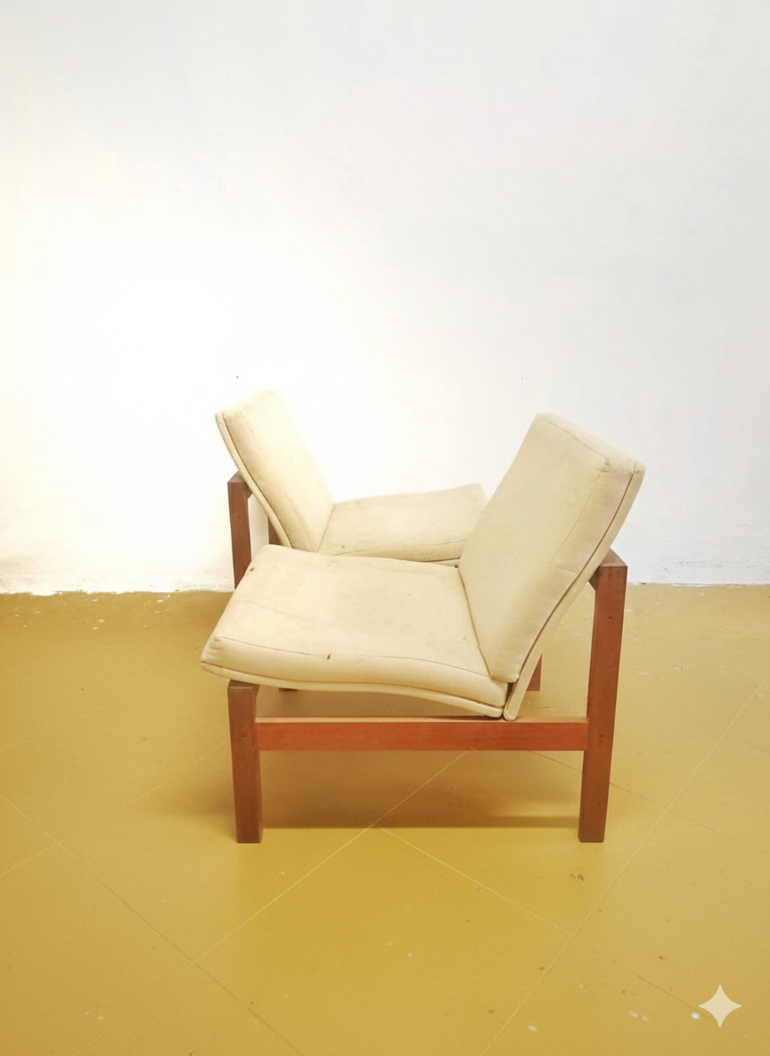 Vista laterale poltrona Moduline in teak anni '60, profilo basso e linee essenziali design danese