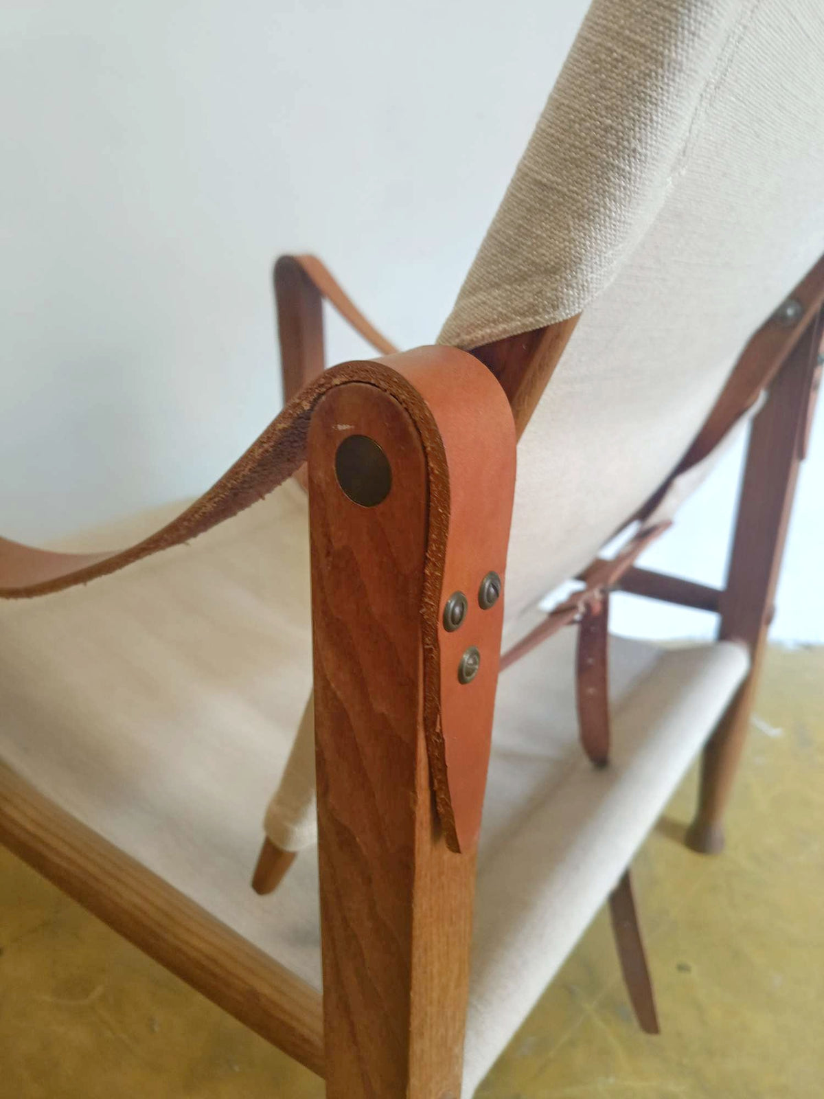 Dettaglio fibbia e cinghia in cuoio originale della poltrona Safari Kaare Klint anni '30