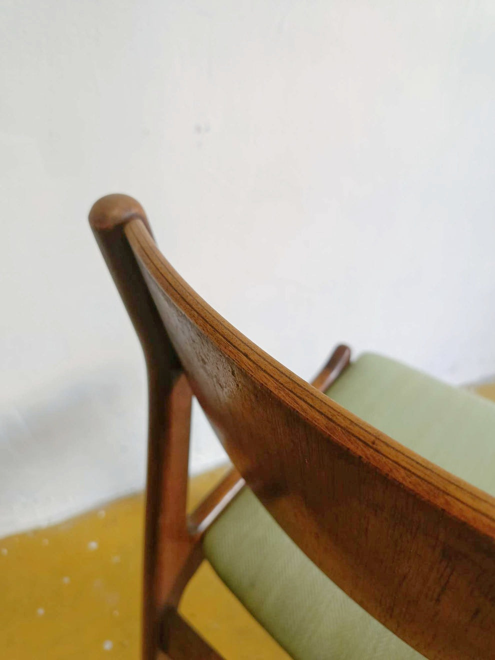 Dettaglio lavorazione in teak massello della sedia P.E. Jørgensen, giunzione tra schienale curvato e montante, design danese anni 50 60