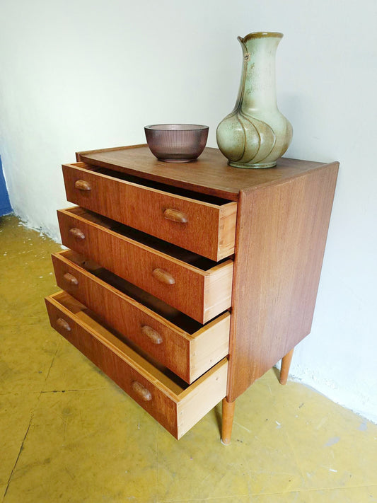 Cassettiera vintage danese teak anni 50, cassetti aperti con incastro a coda di rondine e interno in legno chiaro, costruzione artigianale