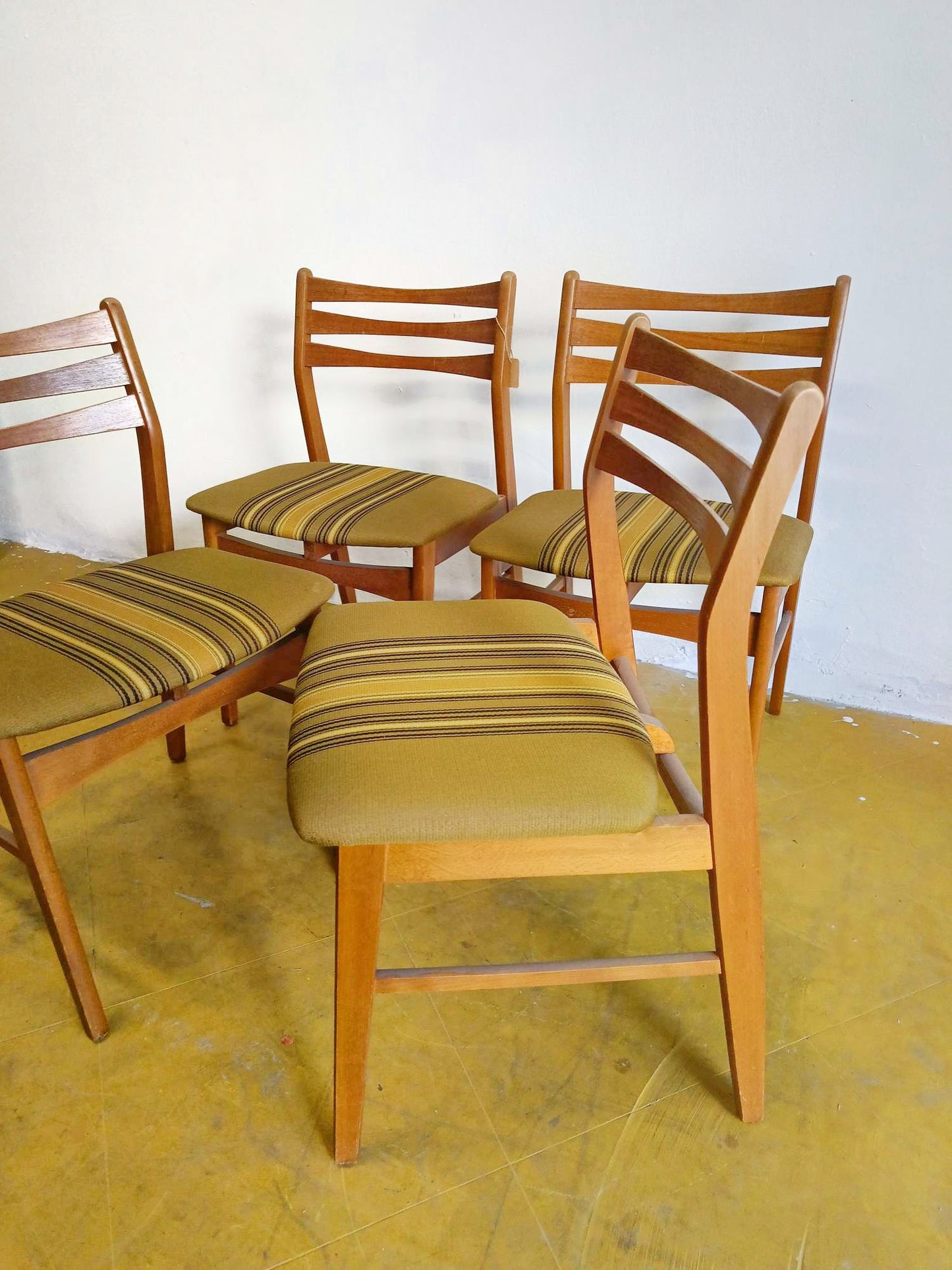 Sedia Saxo in teak anni 60, dettaglio schienale a doghe e seduta imbottita a righe giallo e marrone