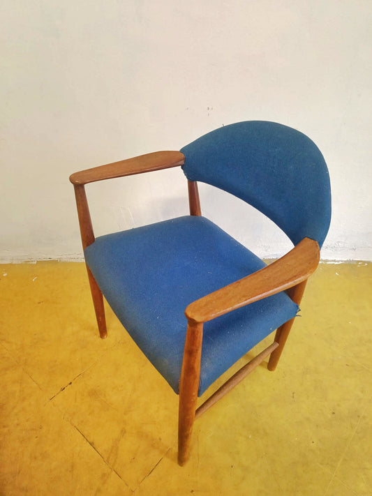 Poltroncina vintage danese Kurt Olsen anni 60 in teak, vista tre quarti destra, profilo continuo a curve organiche e gambe tornite