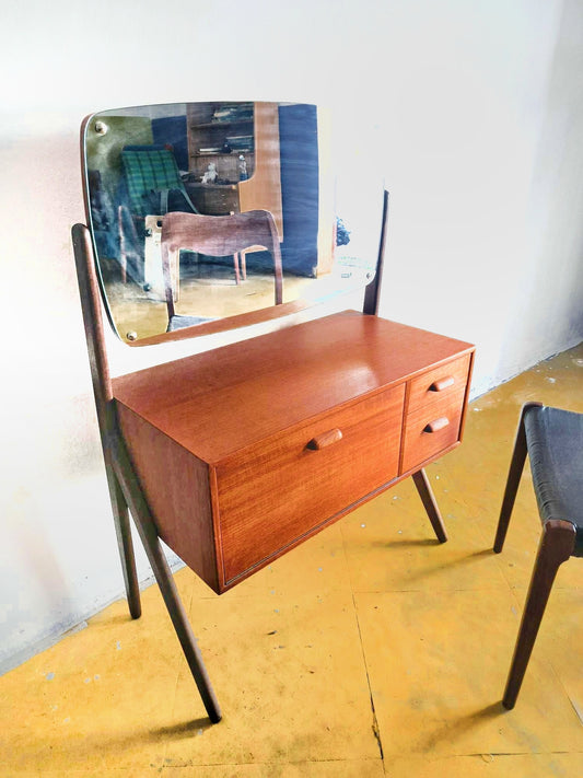 Vista frontale toletta danese teak specchio rettangolare due cassetti maniglie conchiglia