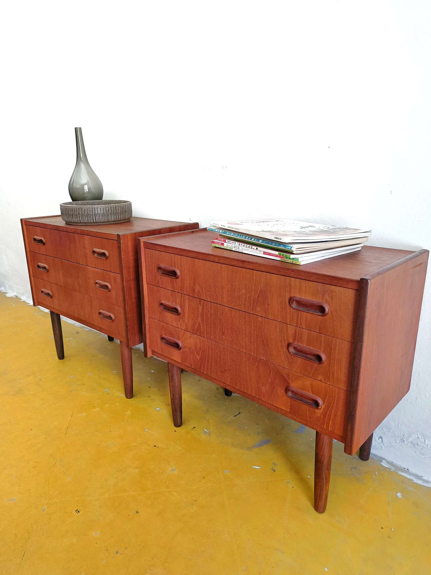 Coppia Comodini Vintage Danesi Teak Anni '50 | Tre Cassetti