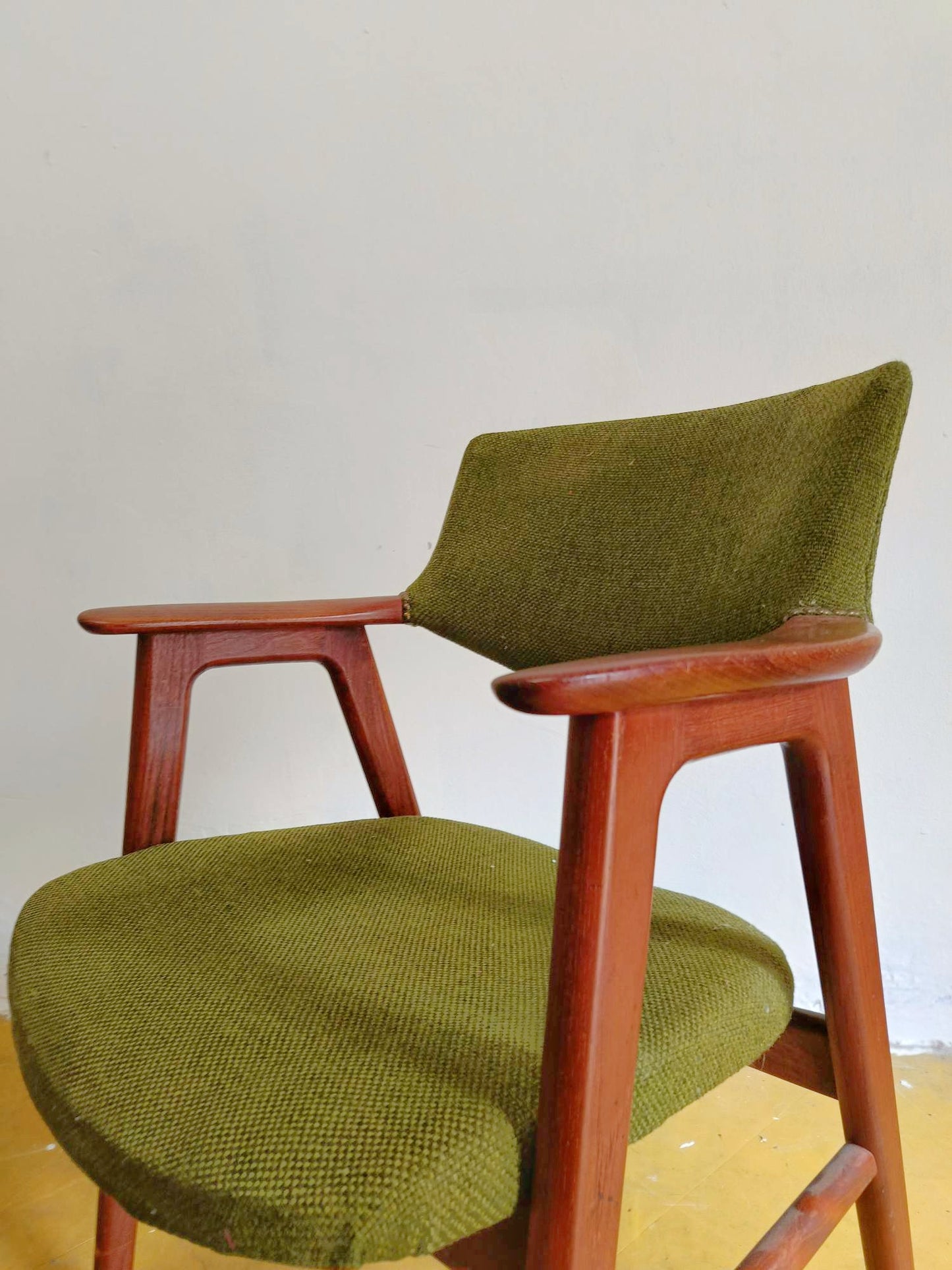 Profilo laterale poltroncina Erik Kirkegaard teak anni 50, schienale avvolgente e gambe affusolate in massello, design scandinavo