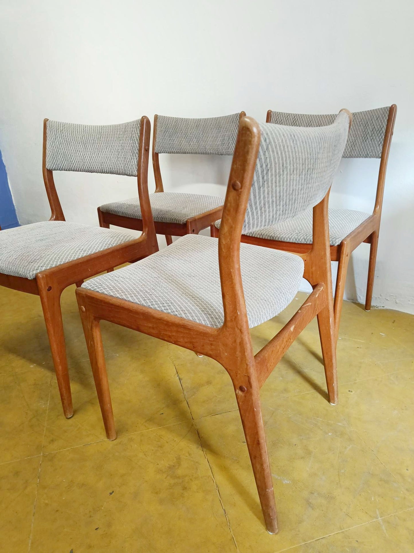 Set 4 sedie danesi in teak anni 50 vista di tre quarti, struttura e sedute grigio melange