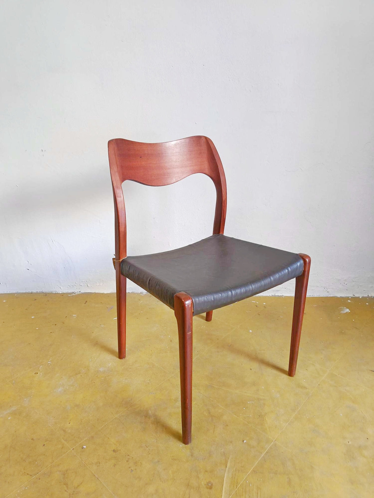 edia danese vintage N.O. Møller modello 71, vista frontale, teak anni 50, seduta imbottita in pelle nera e gambe affusolate