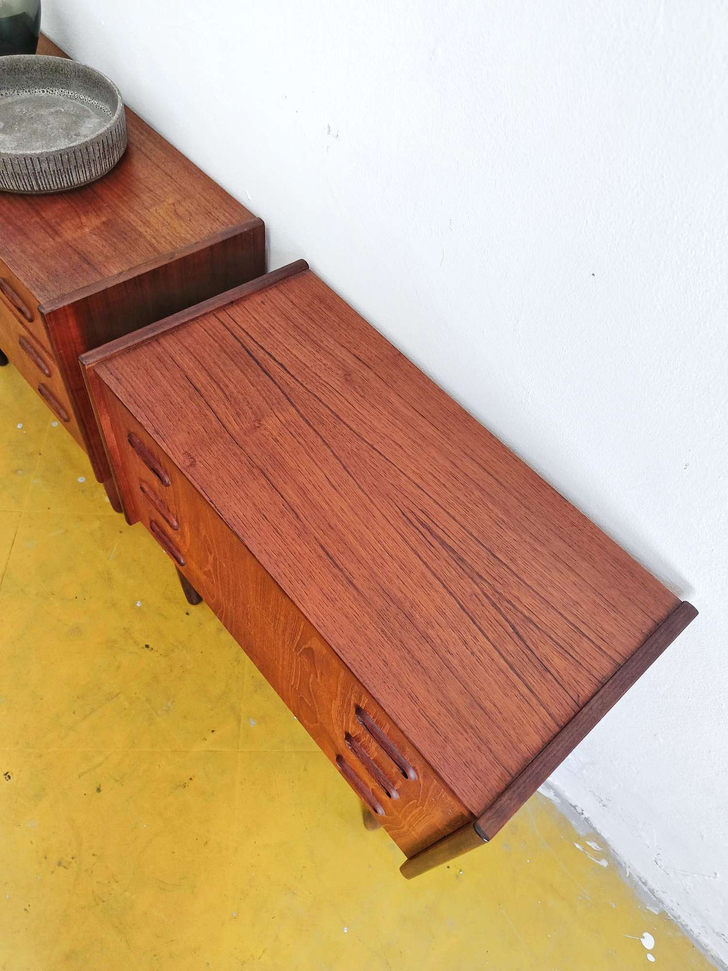 Coppia Comodini Vintage Danesi Teak Anni '50 | Tre Cassetti