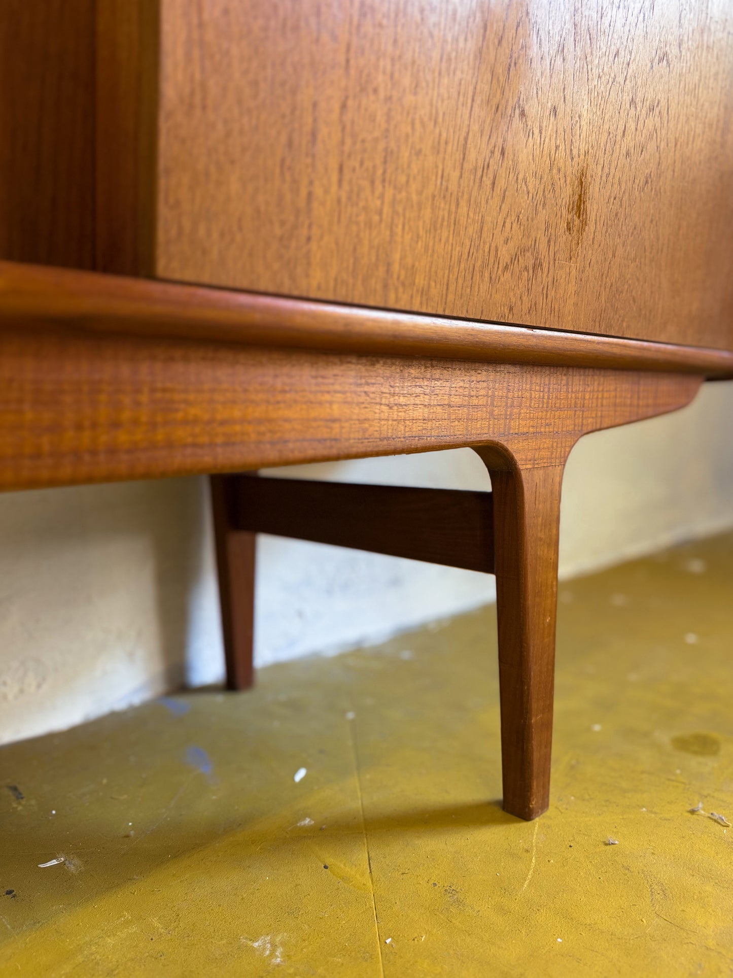 Dettaglio base curva sagomata sideboard danese artigianale
