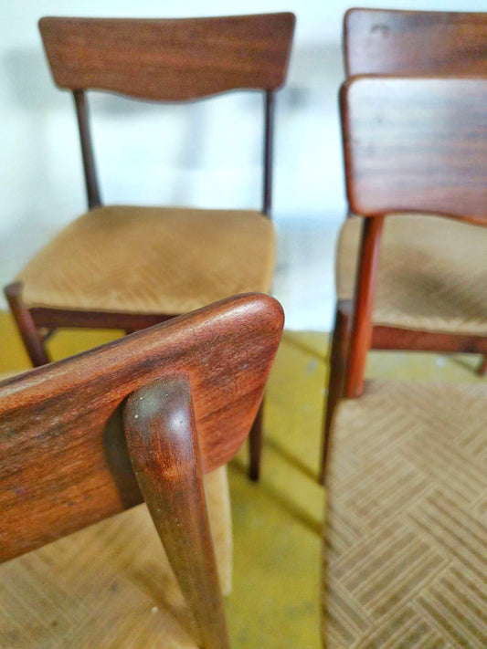 Dettaglio giunzione tra schienale curvato e gamba posteriore in teak massello, sedia norvegese vintage anni 50, lavorazione artigianale