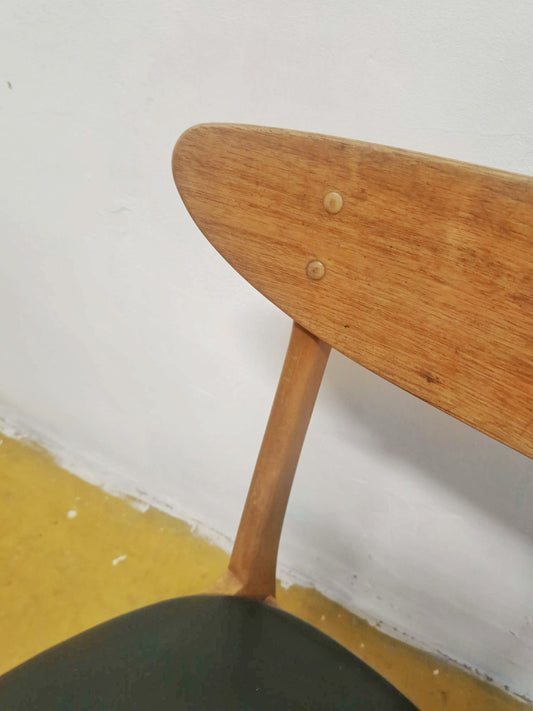 Sedia Farstrup mod. 210 in teak anni 50, dettaglio schienale ovale sagomato con rivetti visibili