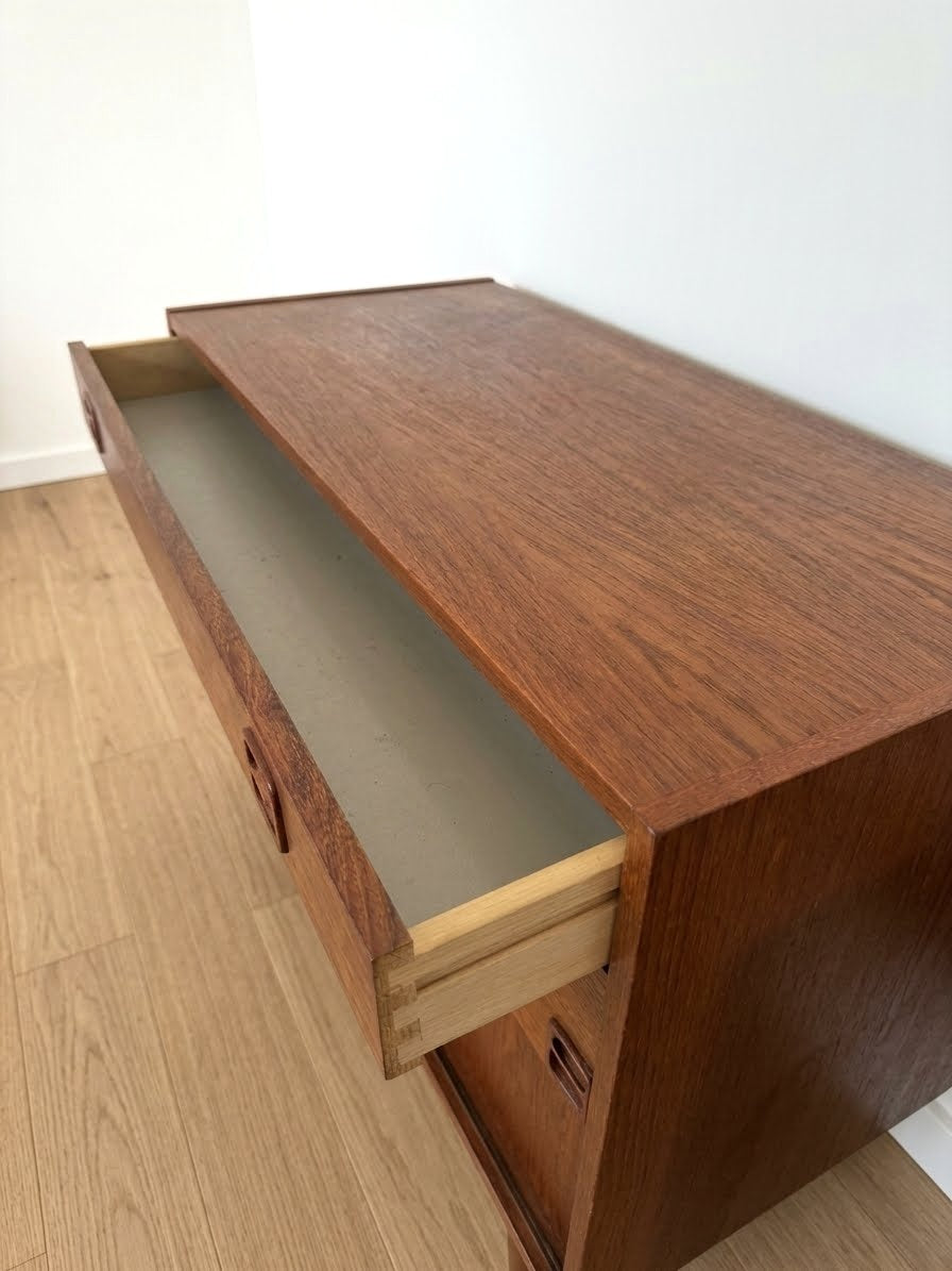 Sideboard compatto danese vintage in teak con cassetto e ante scorrevoli | 100st64