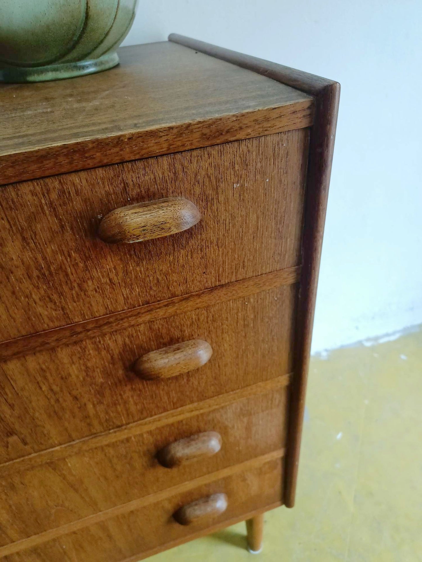 Dettaglio maniglie a goccia ovale scolpite in teak massello della cassettiera danese vintage anni 50, forma organica artigianale