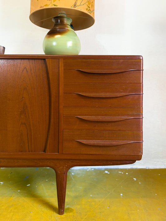 Sideboard Johannes Andersen in teak massello anni 50, dettaglio colonna cassetti sinistra con maniglie a intaglio curvilineo