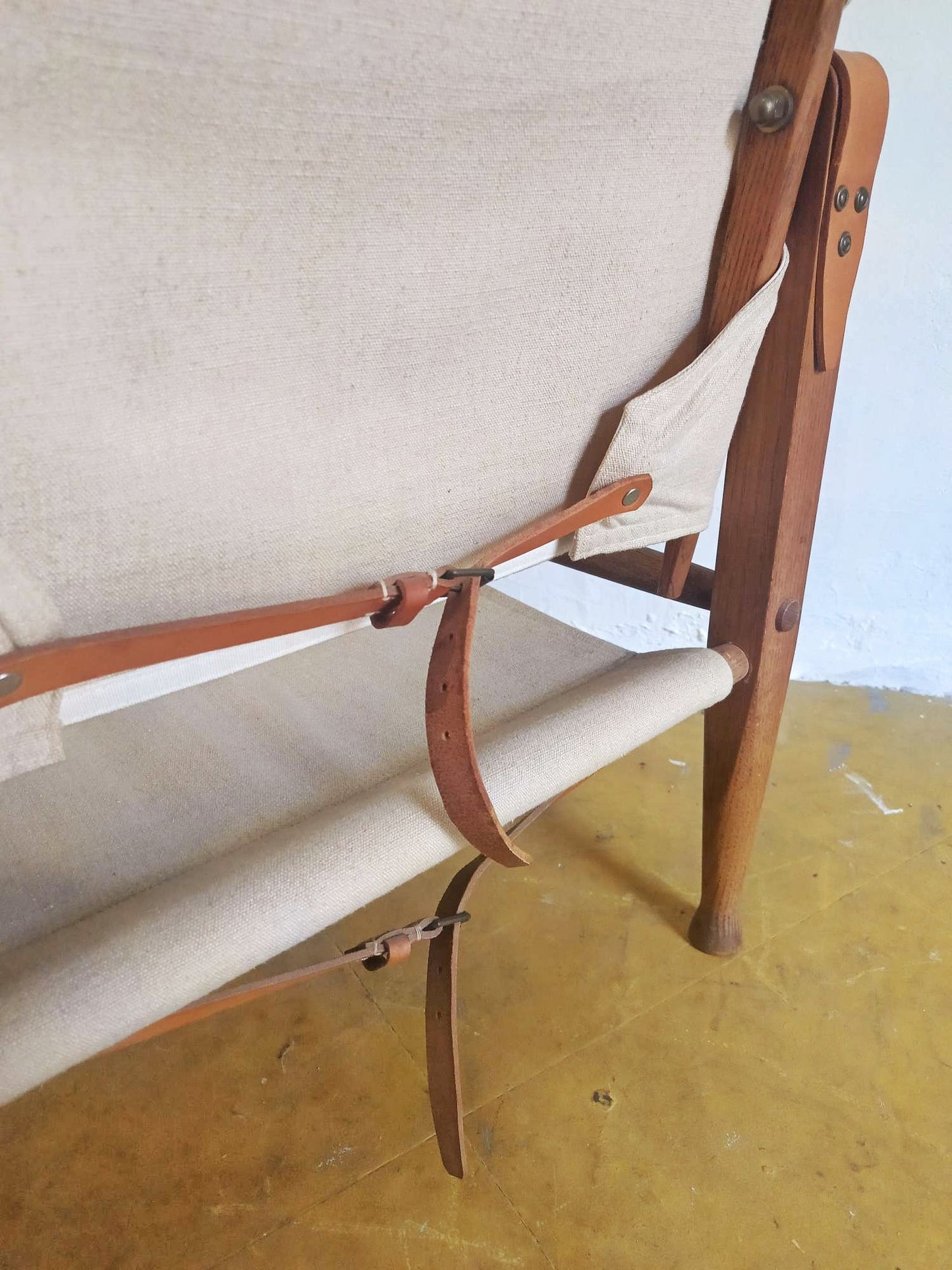 Dettaglio hardware ottone e cuoio della poltrona Safari Kaare Klint, costruzione artigianale originale