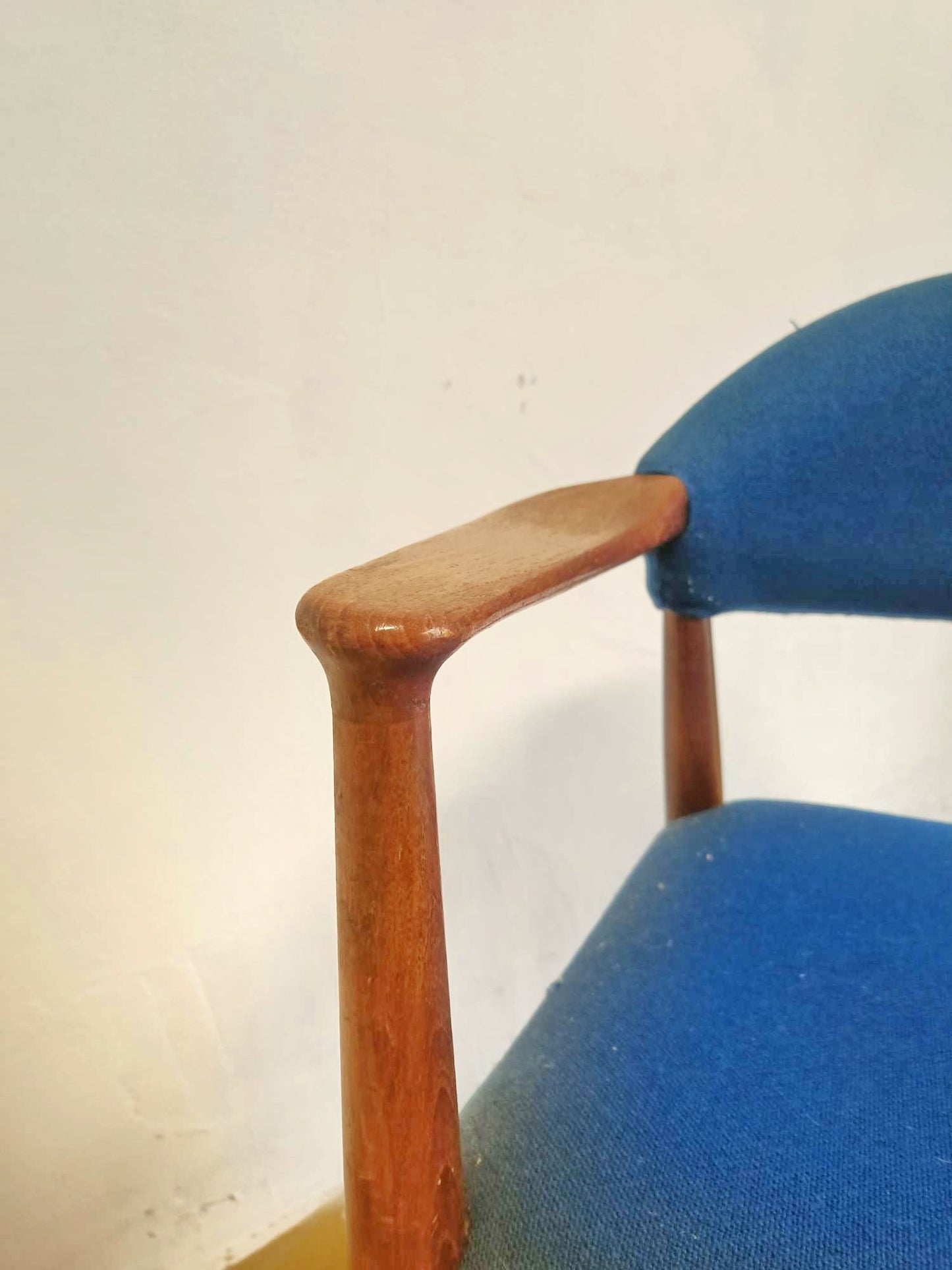 Dettaglio bracciolo tornito in teak massello della poltroncina Kurt Olsen danese anni 60, forma organica sagomata