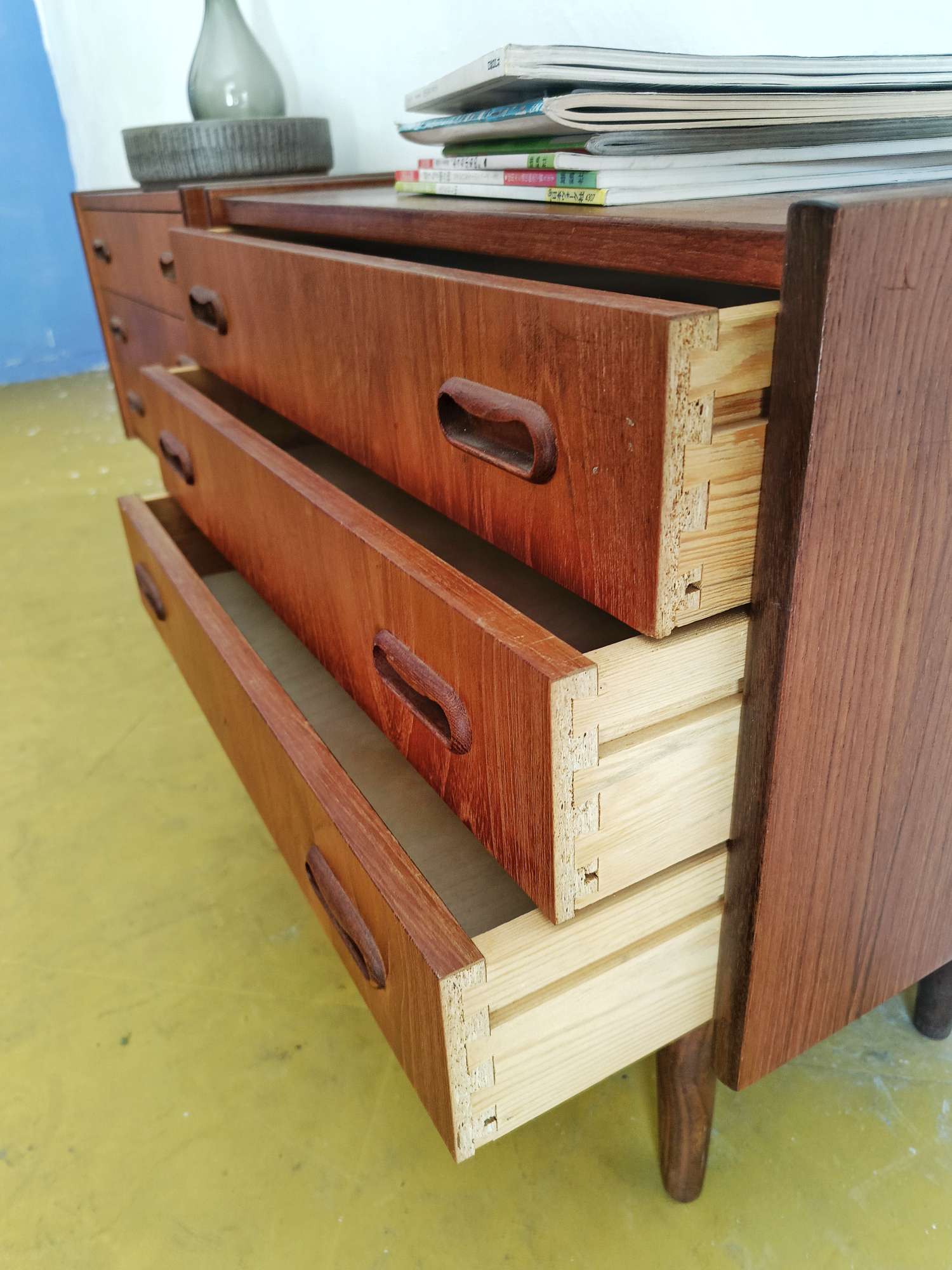 Particolare forme pulite semplici equilibrio praticità eleganza comodini scandinavi