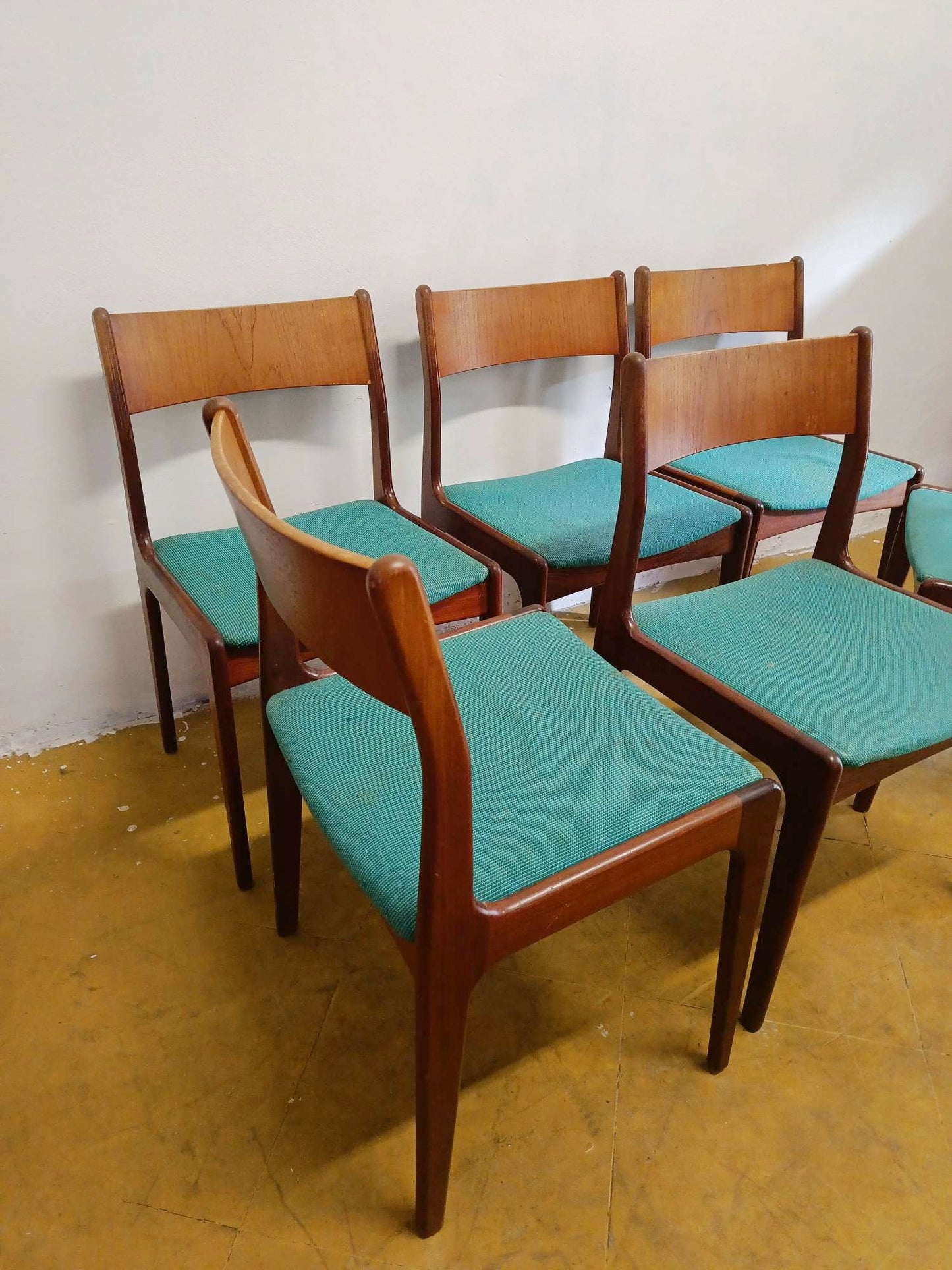 Set 6 sedie danesi in teak anni 50 vista di tre quarti, struttura e sedute teal