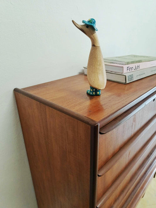 Dettaglio piano superiore con bordo arrotondato in teak massello della cassettiera danese anni 50, venatura del legno restaurata