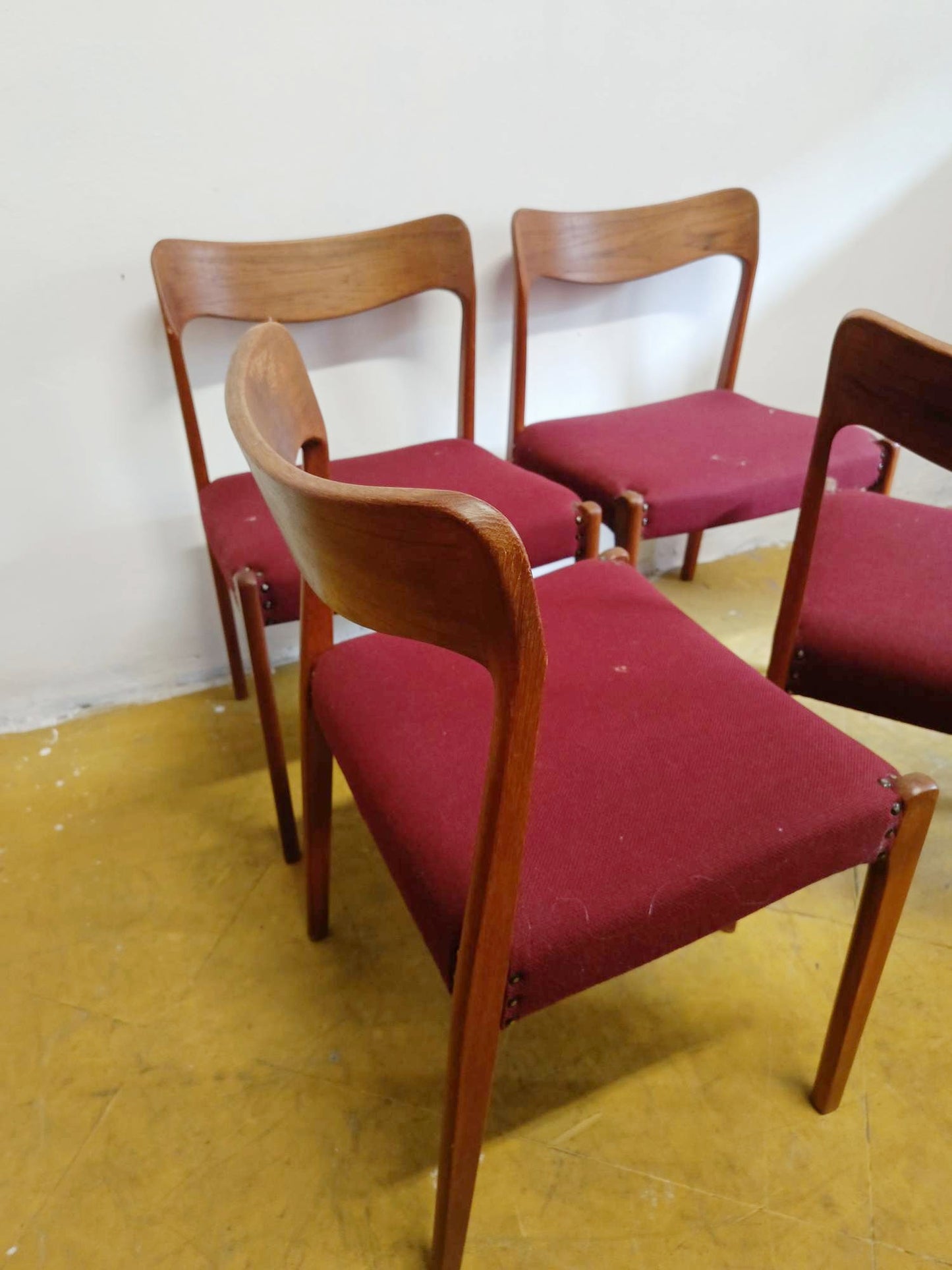 Coppia sedie Henning Kjærnulf in teak anni 50 vista di tre quarti posteriore, struttura e sedute bordeaux