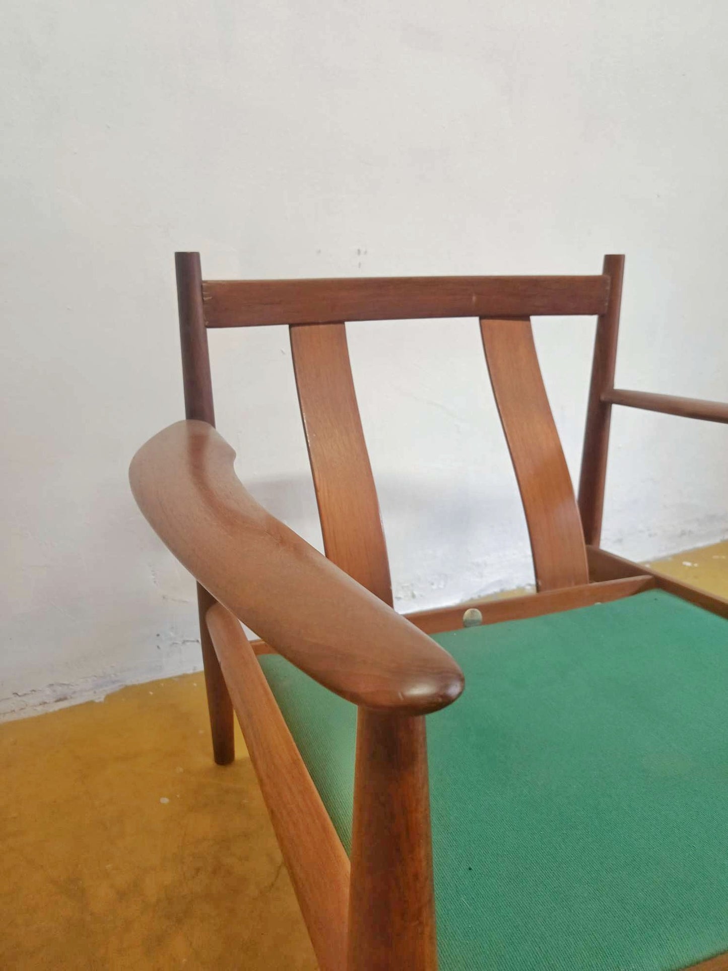 Dettaglio retro schienale e bracciolo in teak della poltrona Grete Jalk FD118 anni '60