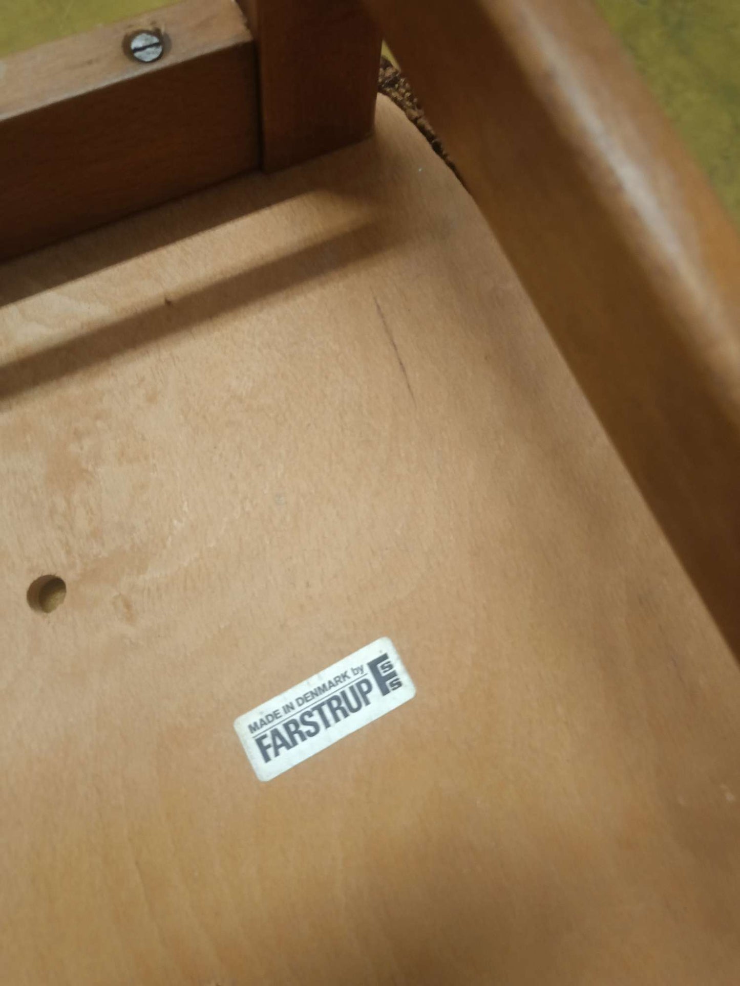 Etichetta originale Farstrup su sedia danese mod. 210 in teak anni 50, certificazione di autenticità