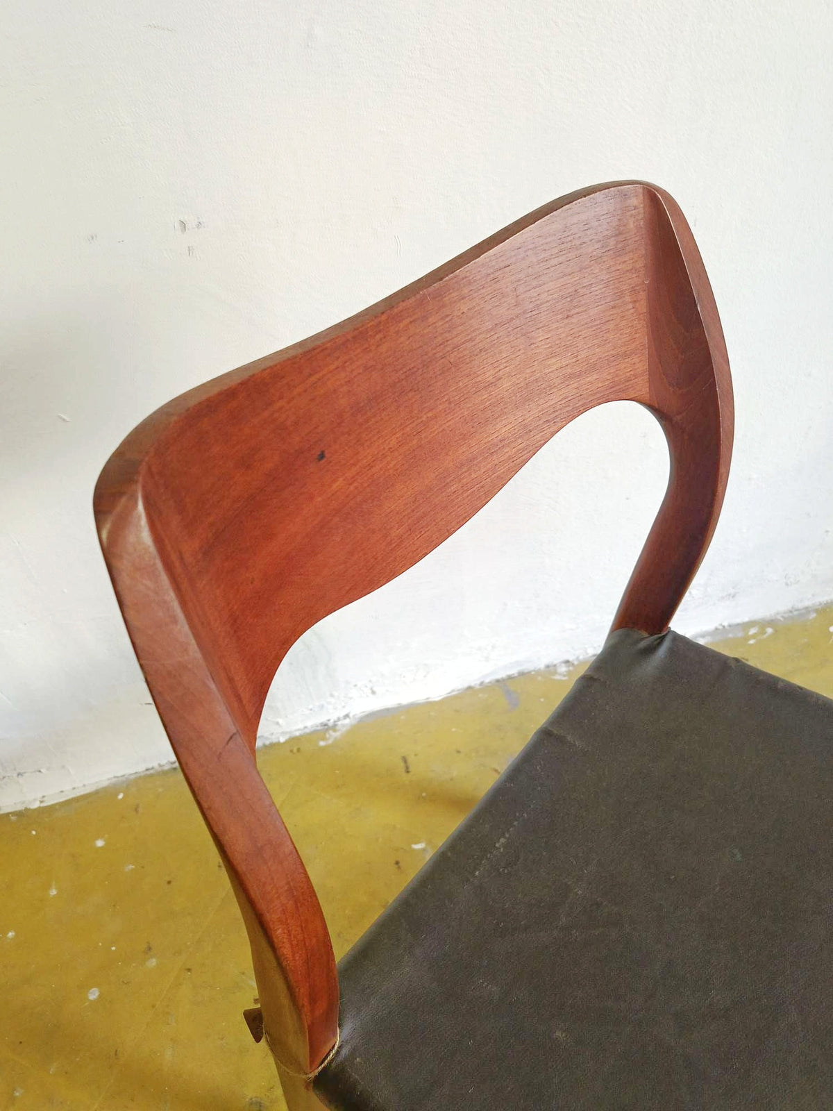 Dettaglio schienale curvato della sedia N.O. Møller mod. 71 in teak massello, design danese anni 50