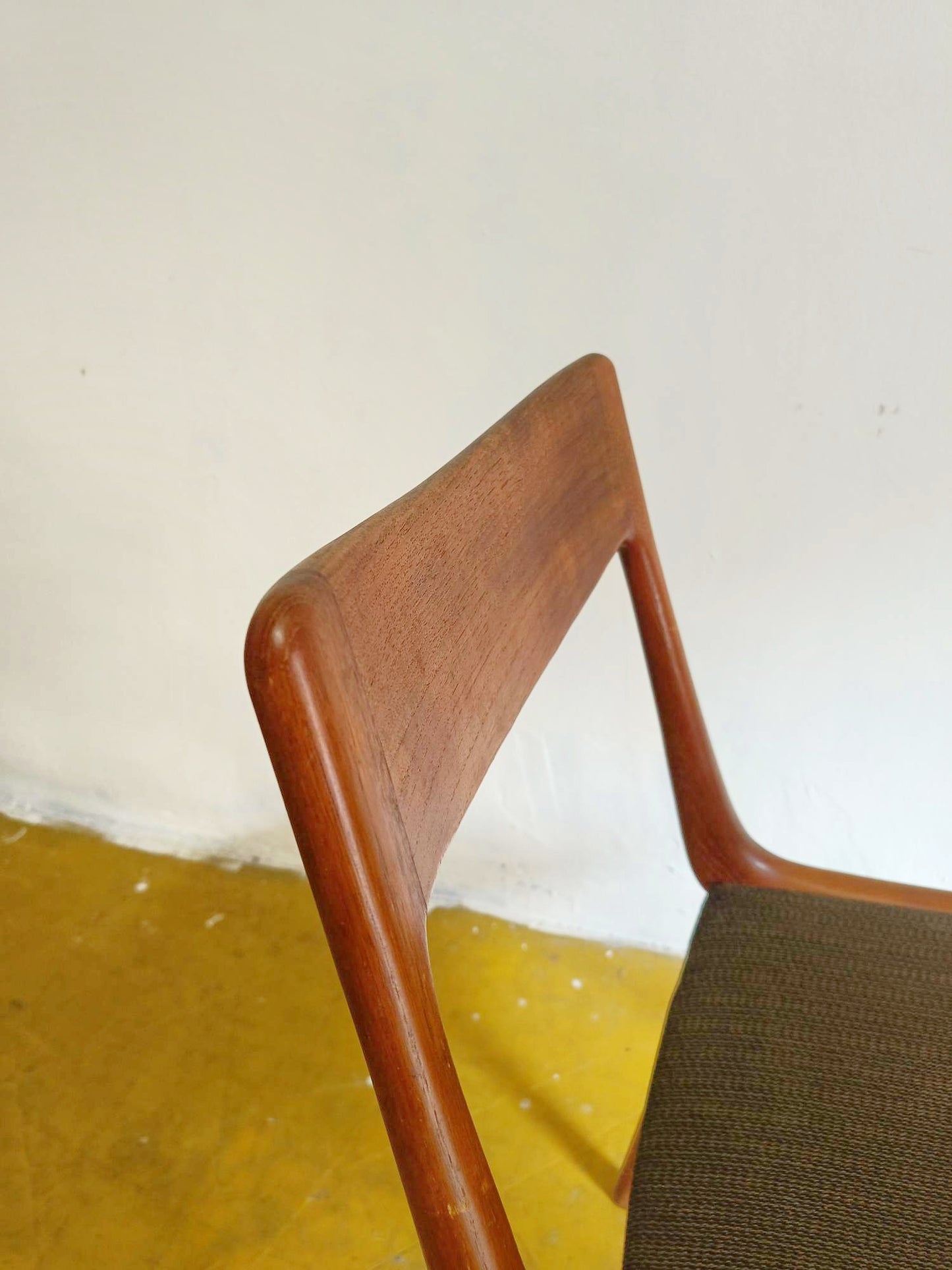 Dettaglio schienale a boomerang in teak della sedia mod. 370 Alfred Christensen per Slagelse Møbelfabrik anni 60