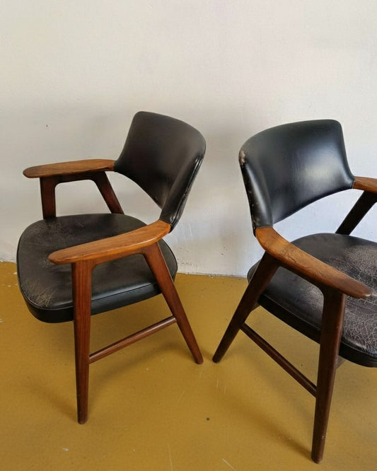 Poltroncine vintage danesi Erik Kirkegaard anni 50 in teak, vista tre quarti, struttura essenziale con braccioli a sbalzo integrati
