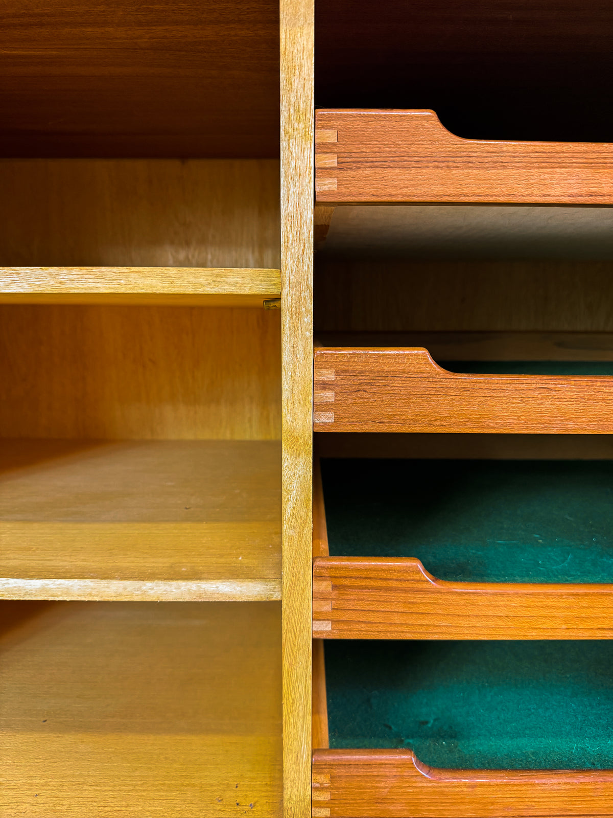 Sideboard Ib Kofod-Larsen in teak anni 50dettaglio piani regolabili