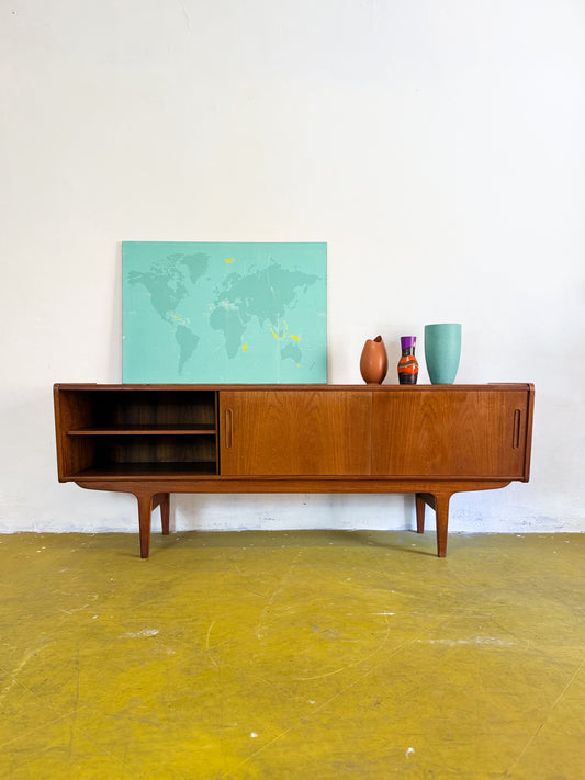 Vista frontale sideboard tripartito ante laterali cassetti centrali